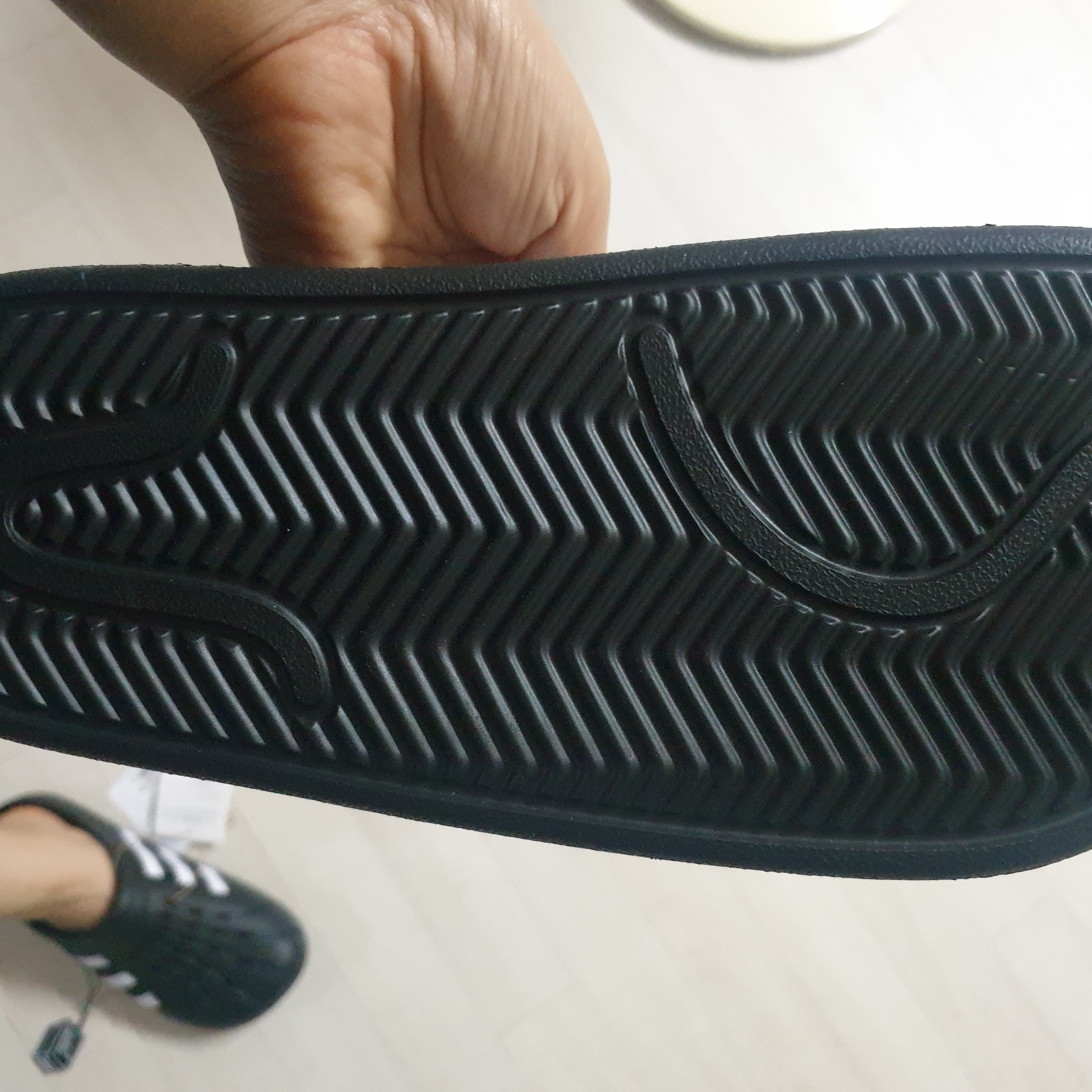 Adidas Adilette Clog Black White 착용 스타일 - 3