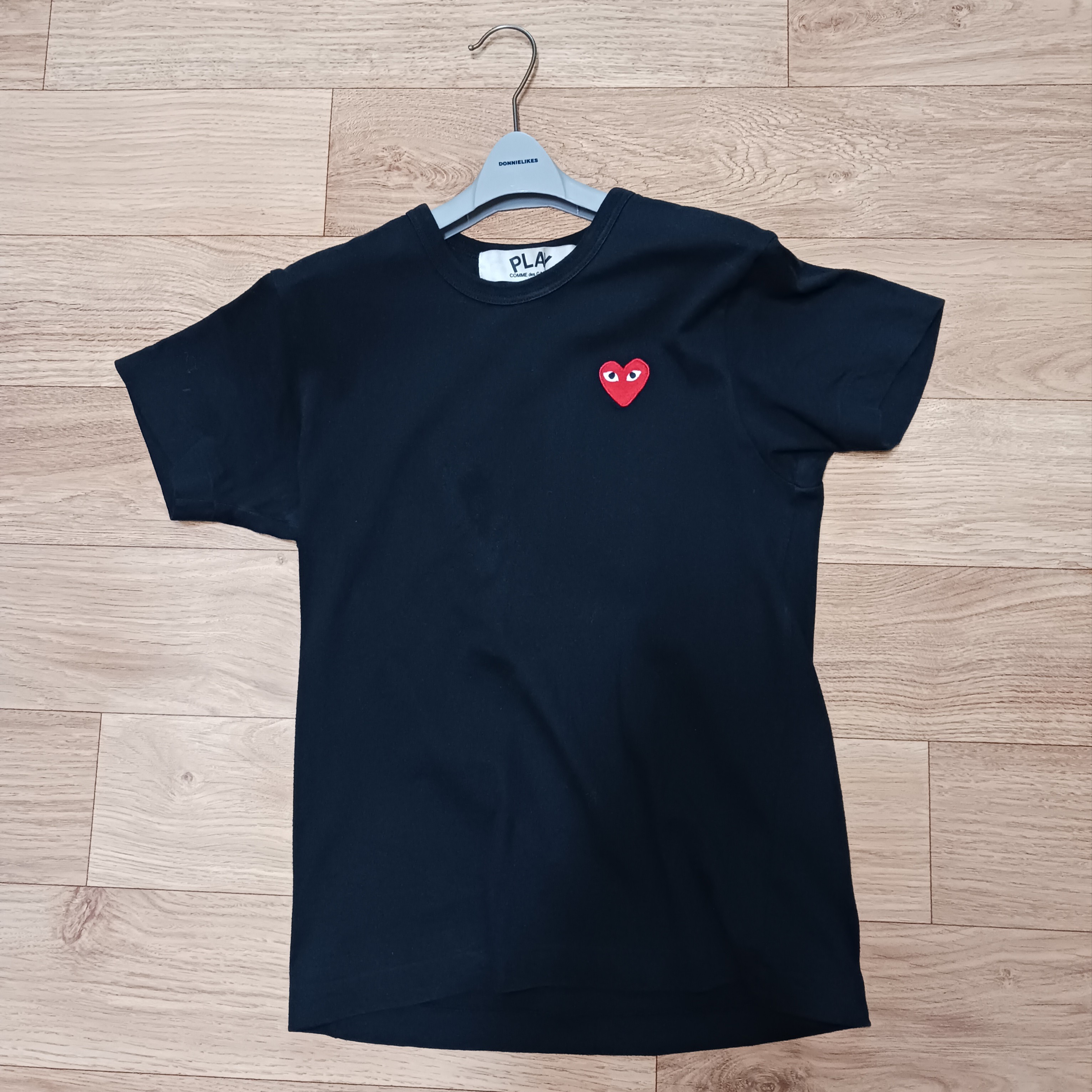 Play Comme des Garcons Red Heart T-Shirt Black, Play Comme des Garcons Green Heart T-Shirt White 착용 스타일 - 1