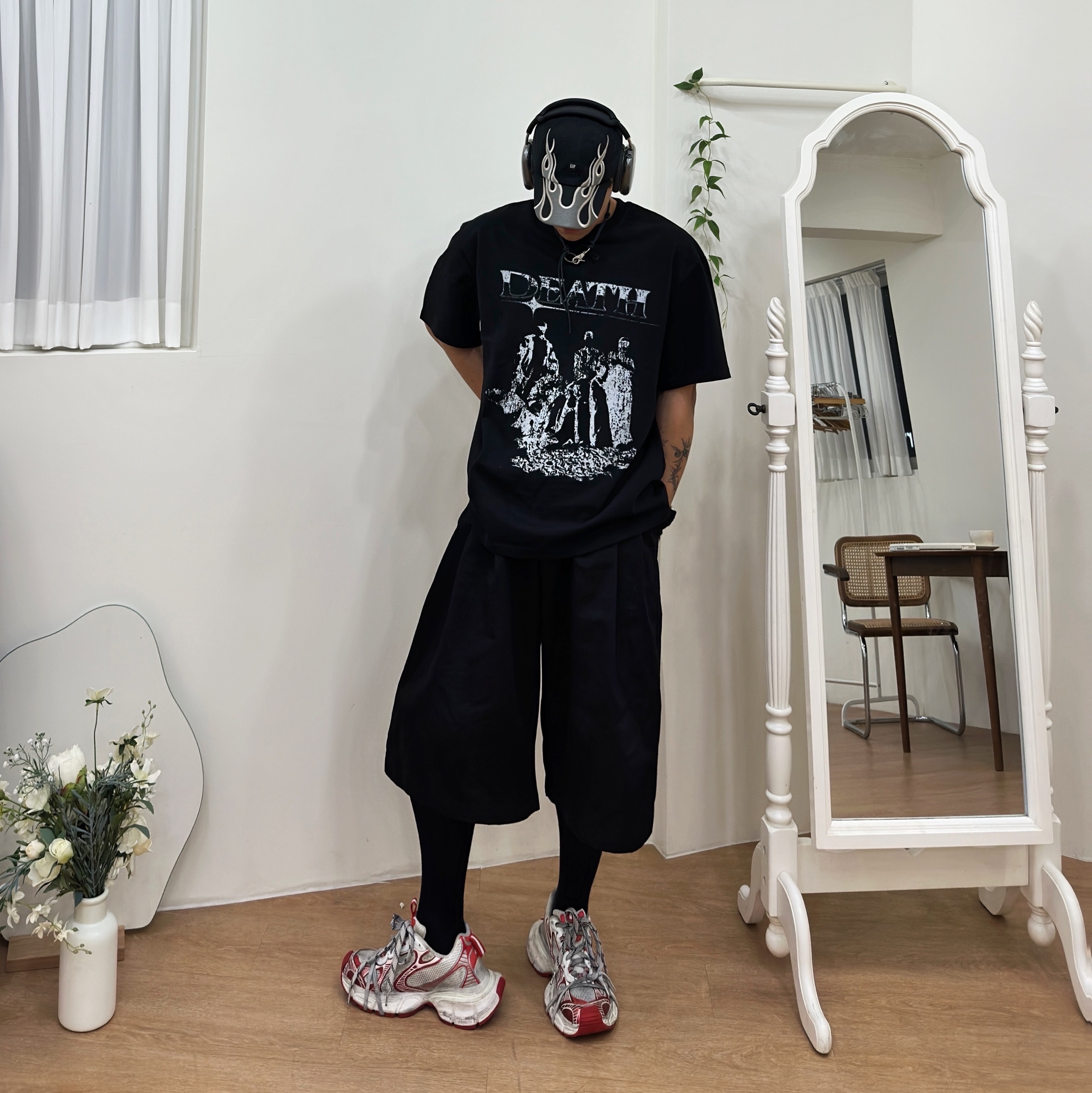 Yeezy Gap Engineered By Balenciaga Flame Cap Black, Apple AirPods Max Lightning Space Gray (Korean Ver.) 착용 스타일 - 3