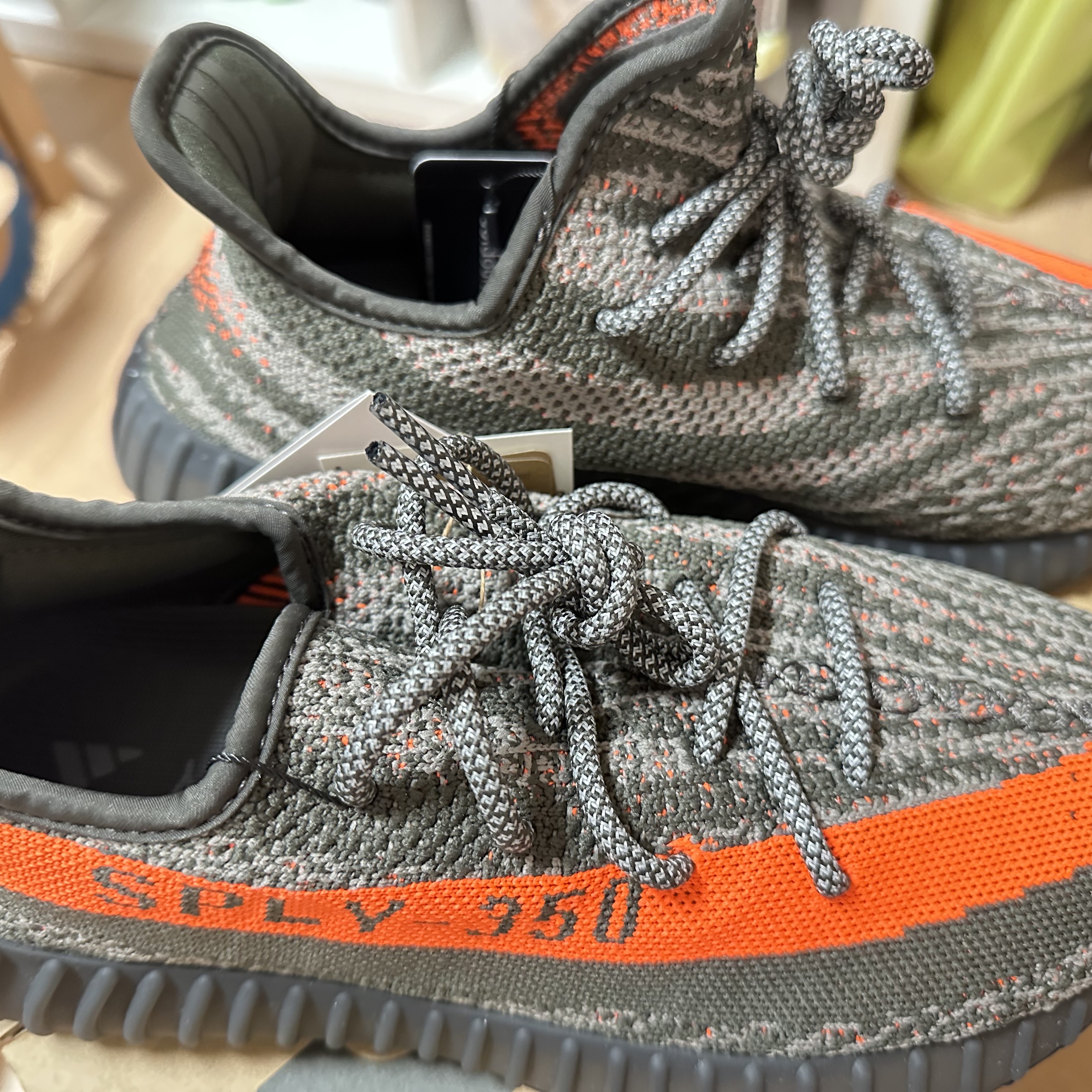 Adidas Yeezy Boost 350 V2 Carbon Beluga 착용 스타일 - 2
