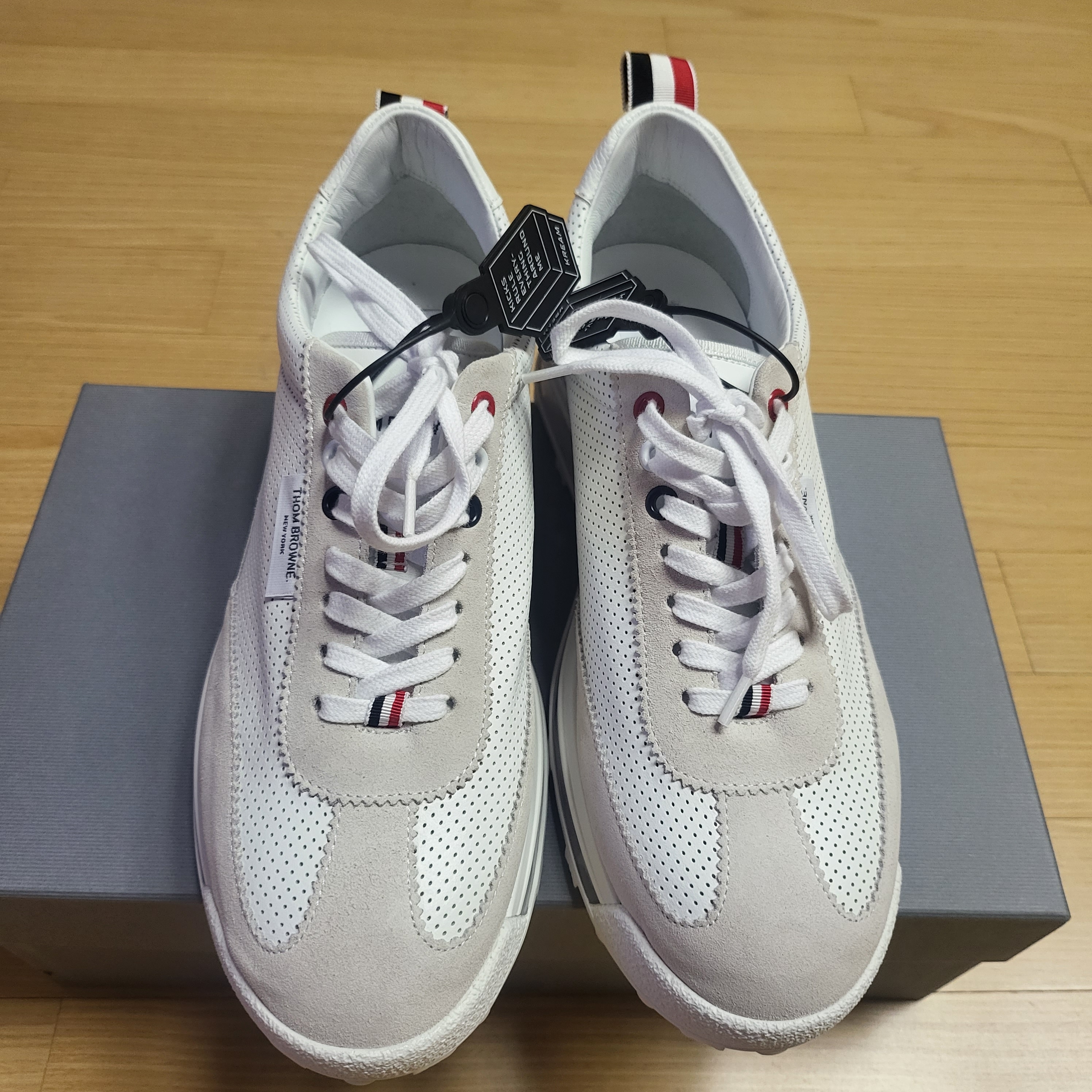 Thom Browne Vitello Calf Leather Clear Sole Tech Runner White 착용 스타일