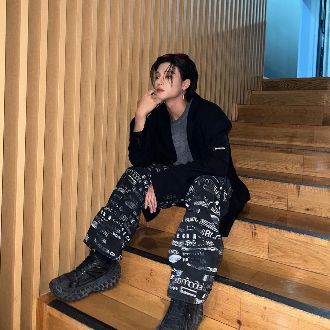 Balenciaga Skater Tailored Jacket Black, Balenciaga Defender Sneakers Black 착용 스타일 - 2