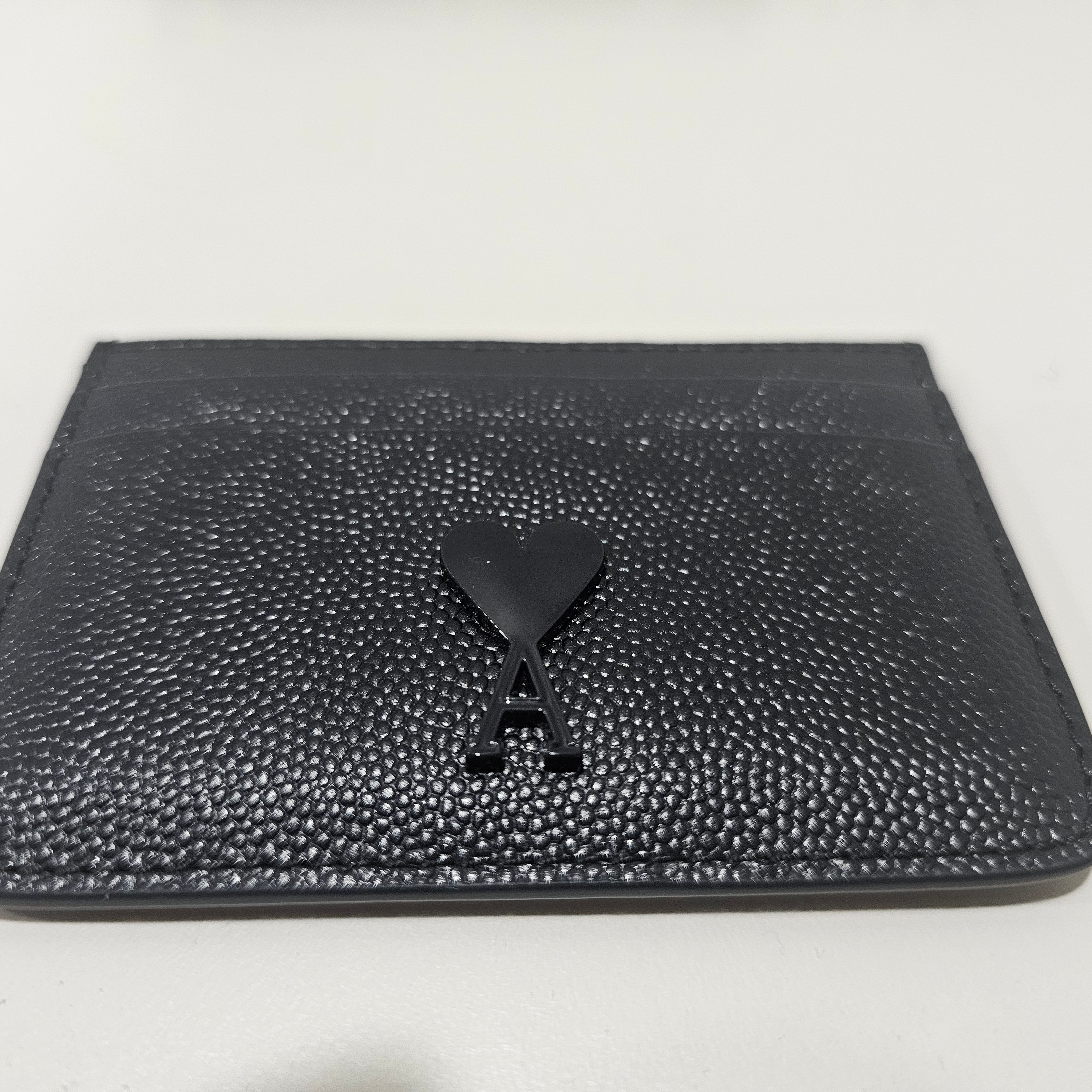 AMI de Coeur Leather Card Holder Nautic Blue 착용 스타일