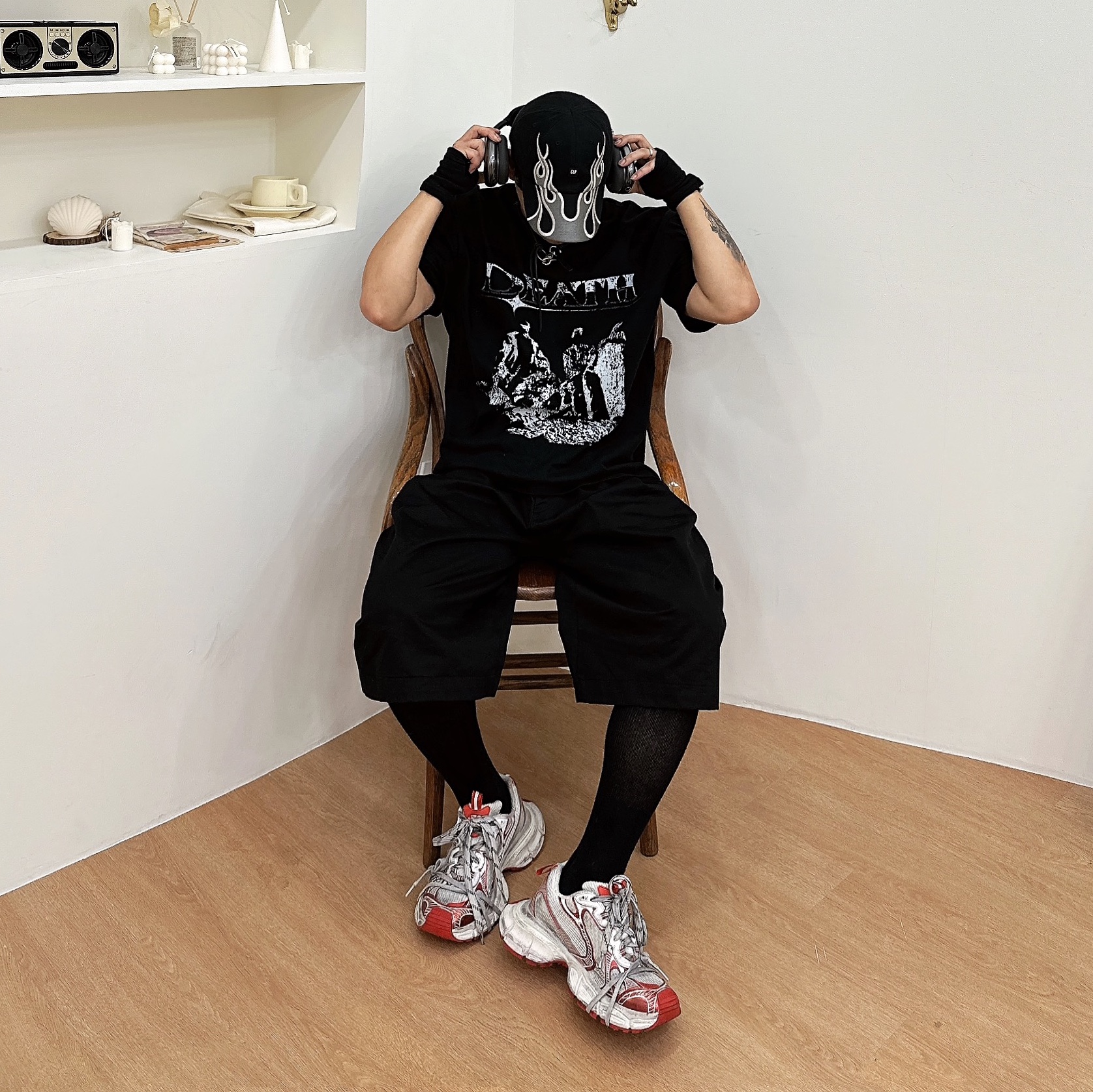 Yeezy Gap Engineered By Balenciaga Flame Cap Black, Apple AirPods Max Lightning Space Gray (Korean Ver.) 착용 스타일 - 1