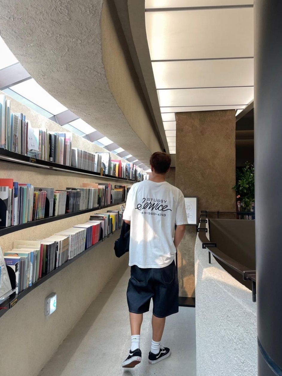 Stussy Service T-Shirt White 착용 스타일 - 3