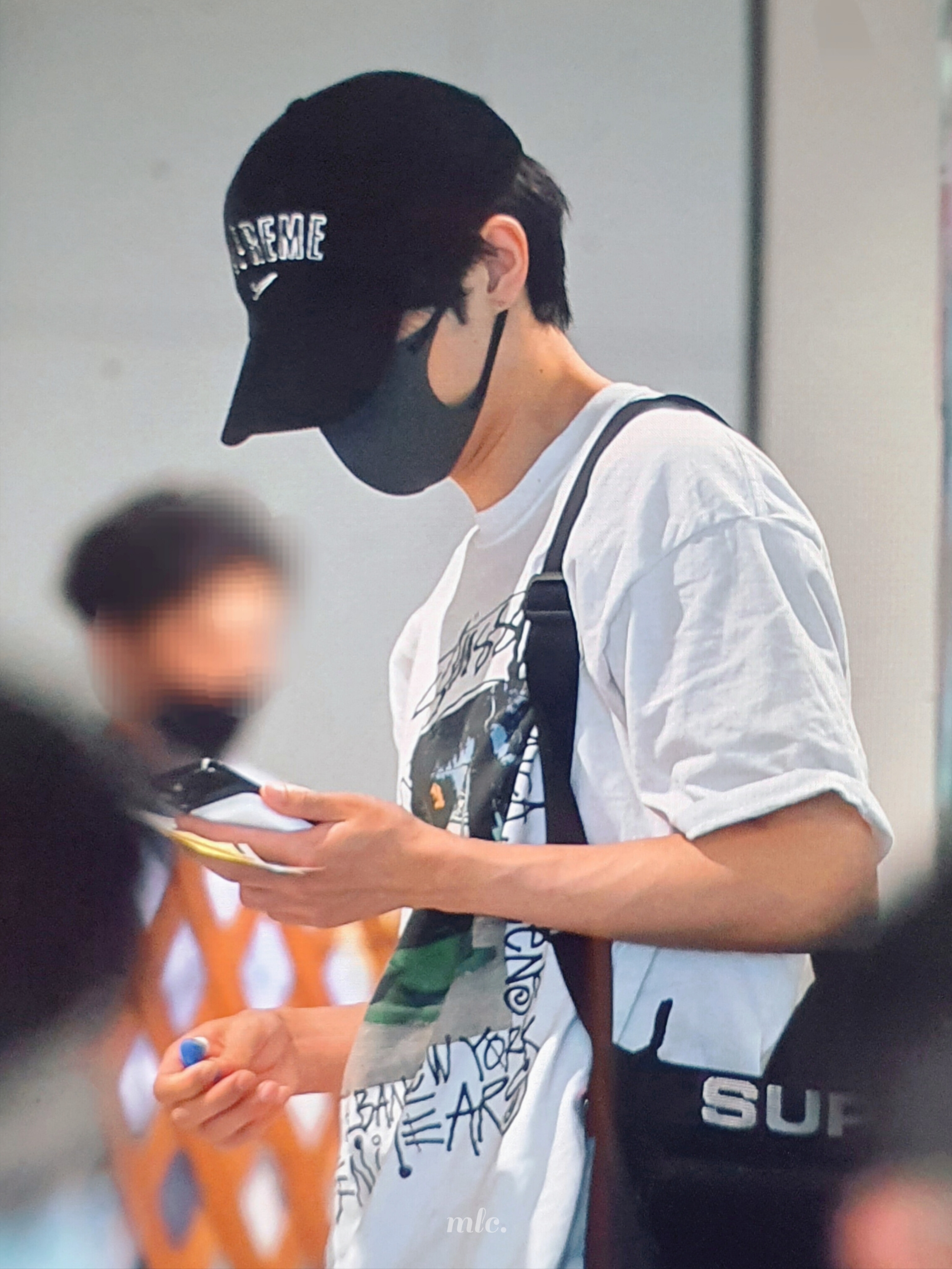Stussy x Denim Tears Farmers Blvd. T-Shirt White, Supreme Field Messenger Bag Black - 23SS 착용 스타일 - 2