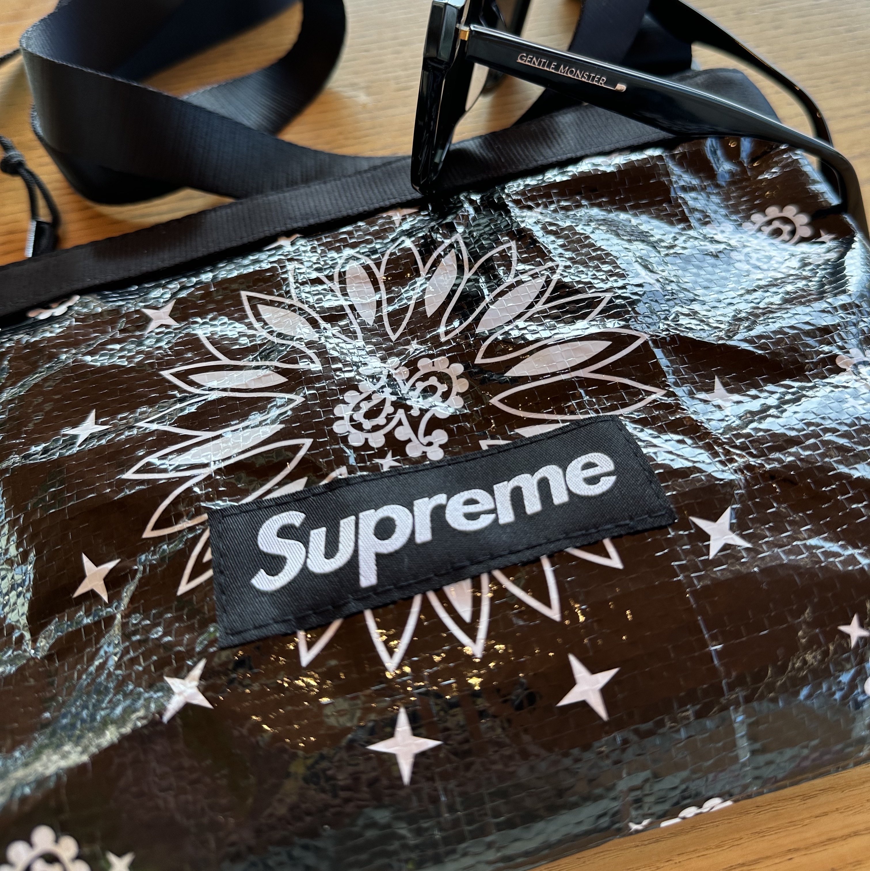 Supreme Bandana Tarp Side Bag Black - 21SS 착용 스타일