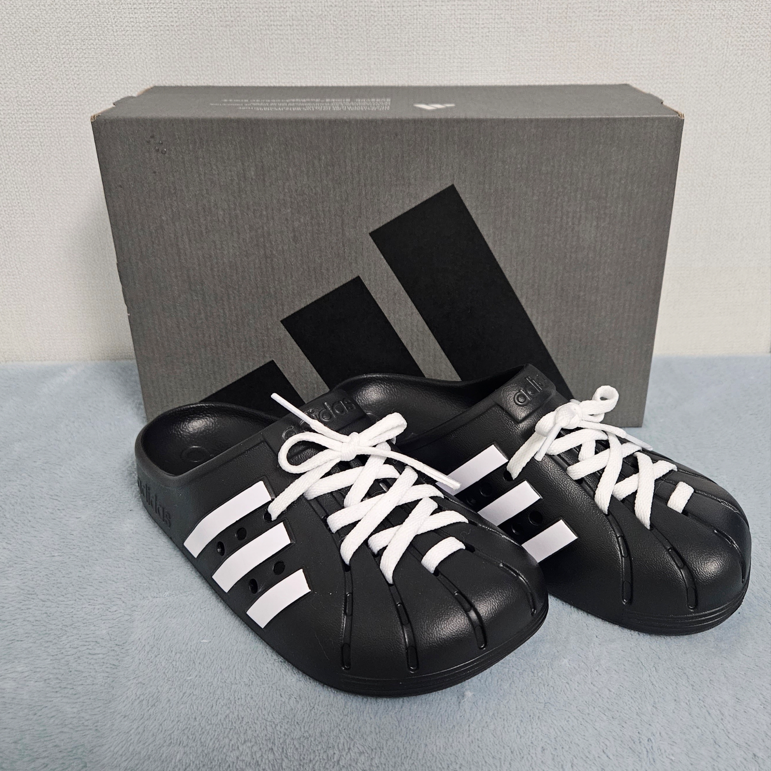 Adidas Adilette Clog Black White 착용 스타일 - 2