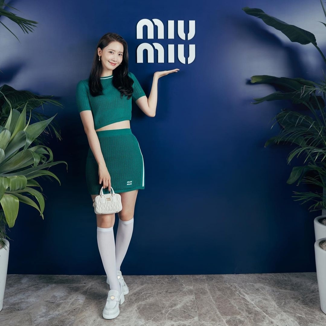 Miu Miu Matelasse Nappa Leather Top Handle Bag White 착용 스타일 - 2