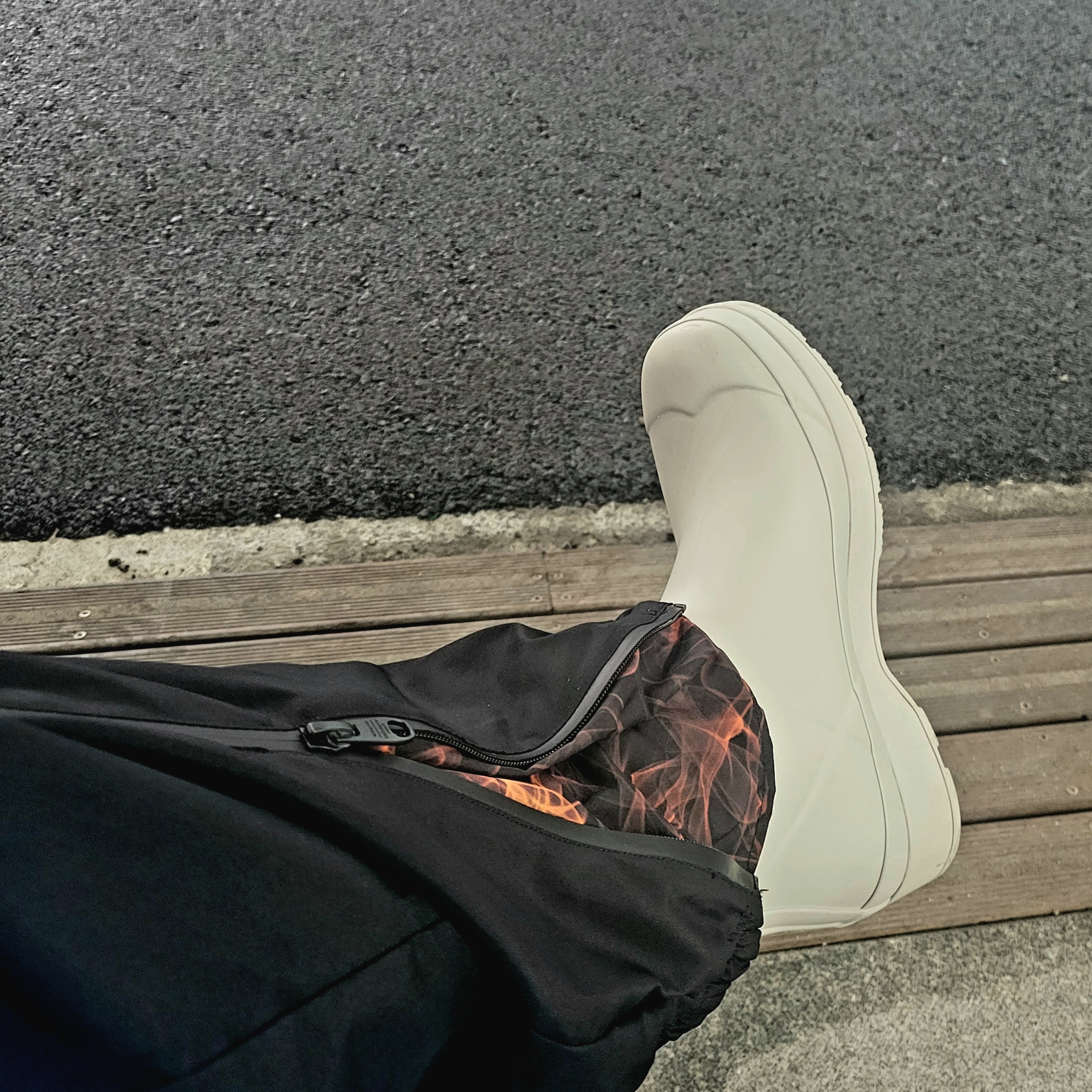 Hunter Play Short Wellington Boots Zinc Grey, Undermycar x Umbro Warm Up Pants Black 착용 스타일
