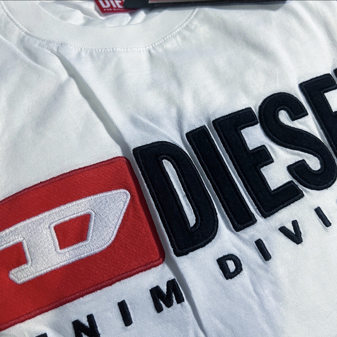 Diesel T-Diegor-Div T-Shirt White, Diesel T-Diegor-Div T-Shirt Black 착용 스타일