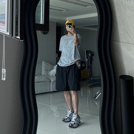 Balenciaga Runner Sneakers Grey Burgundy 착용 스타일 - 1