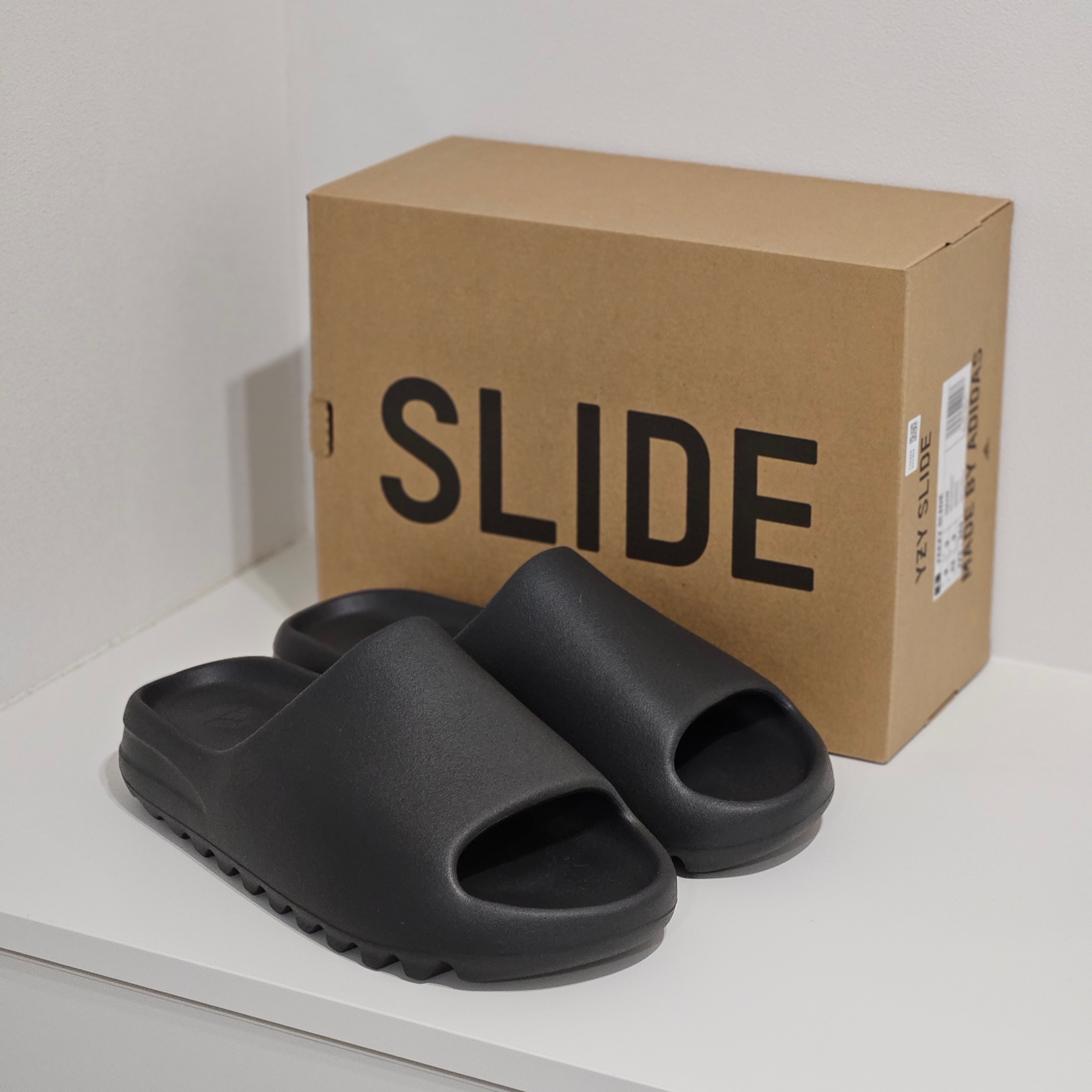 Adidas Yeezy Slide Onyx 착용 스타일 - 3
