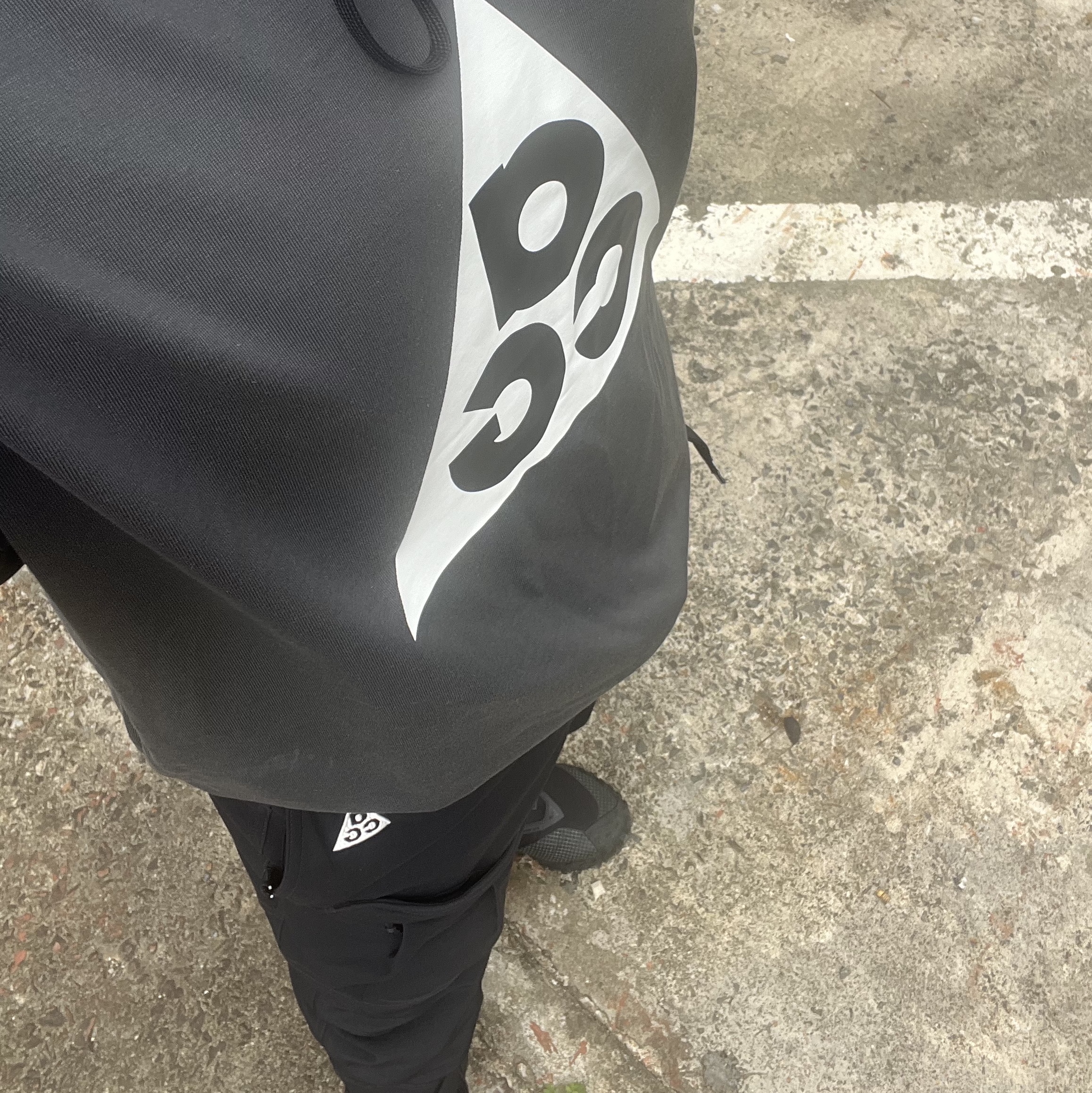 Nike ACG Short Sleeve T-Shirt Dark Smoke Grey - US/EU, Nike ACG Mountain Fly Gore-Tex Black and Dark Grey 착용 스타일