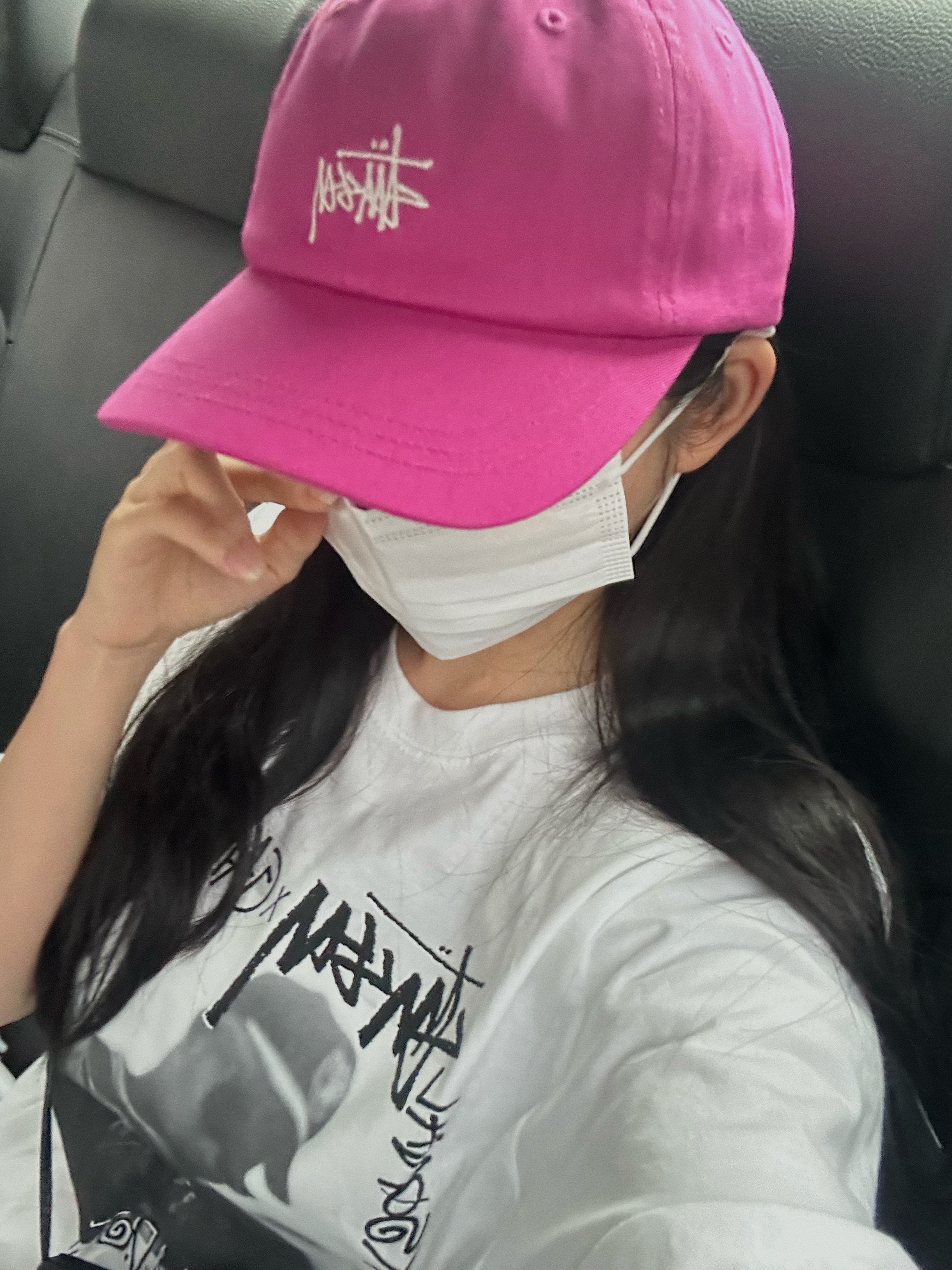Stussy Basic Stock Low Pro Cap Magenta, Stussy Tribe Stack T-Shirt White 착용 스타일