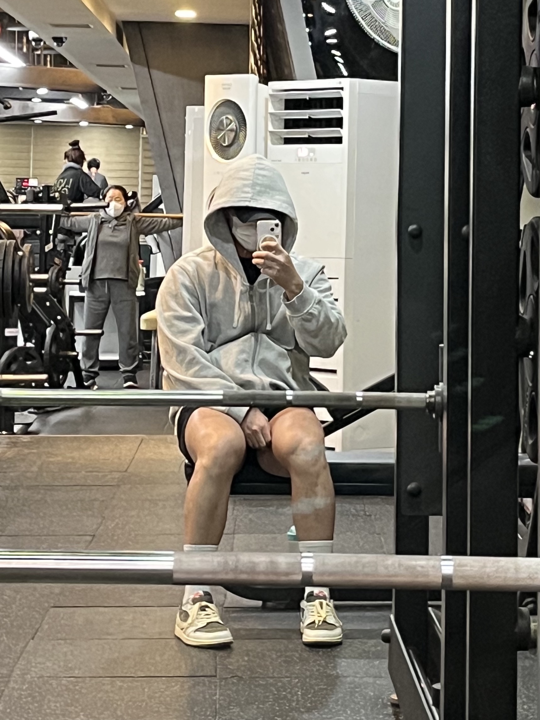 Jordan 1 x Travis Scott Retro Low OG SP Sail and Ridgerock 착용 스타일