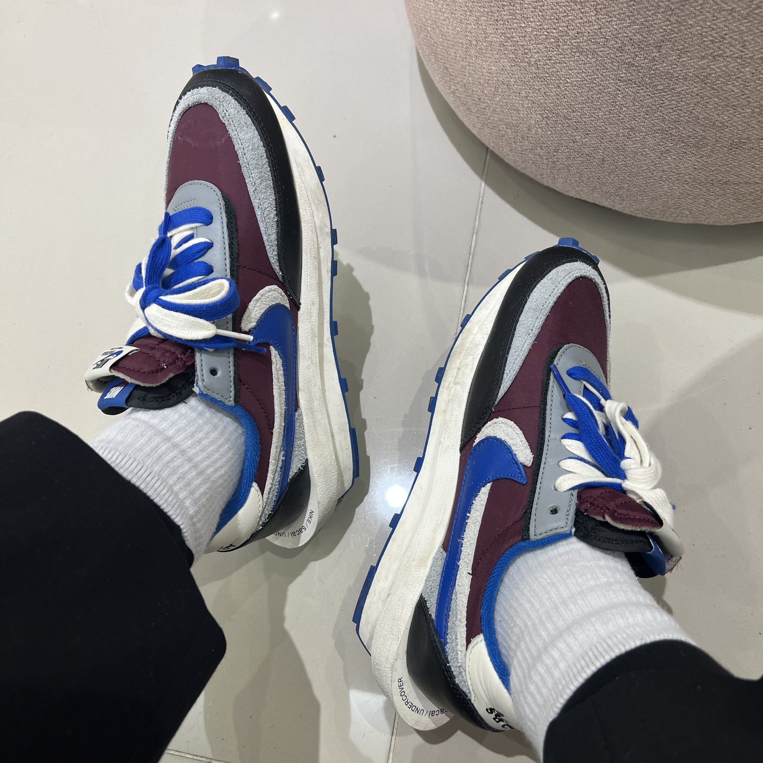 Nike x Sacai x Undercover LDWaffle Night Maroon Team Royal 착용 스타일