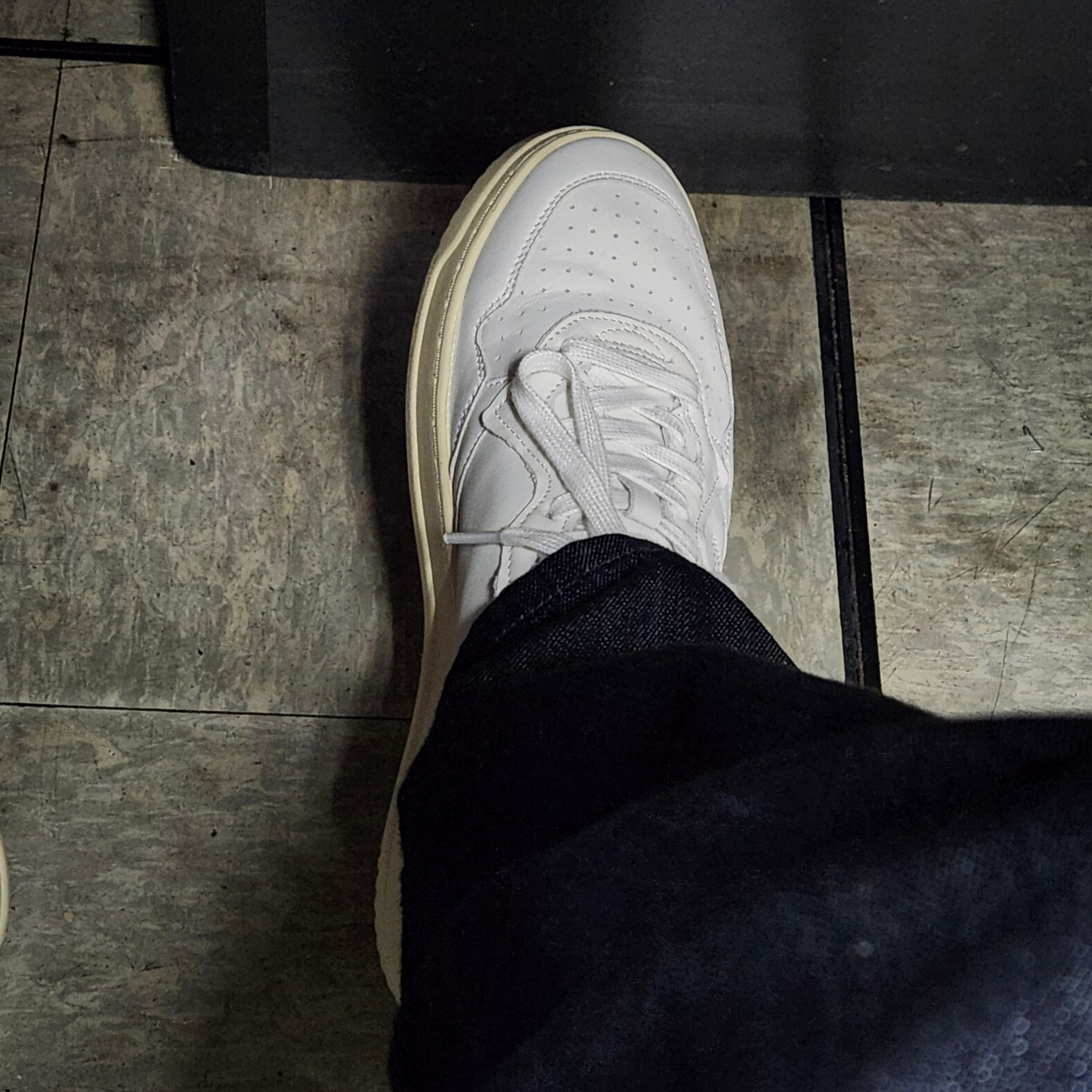 Autry Medalist Low Goatskin Sneakers White 착용 스타일
