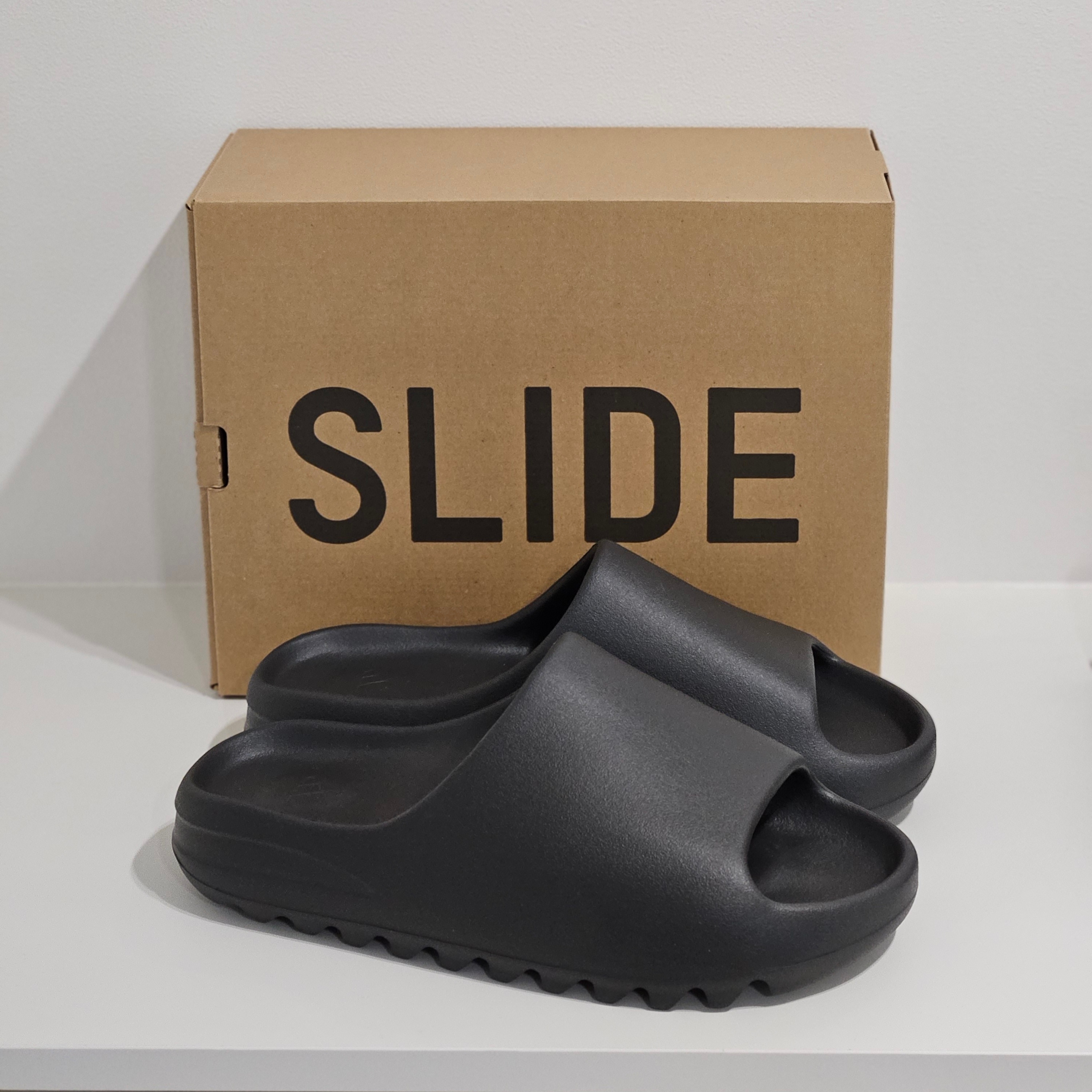 Adidas Yeezy Slide Onyx 착용 스타일 - 2