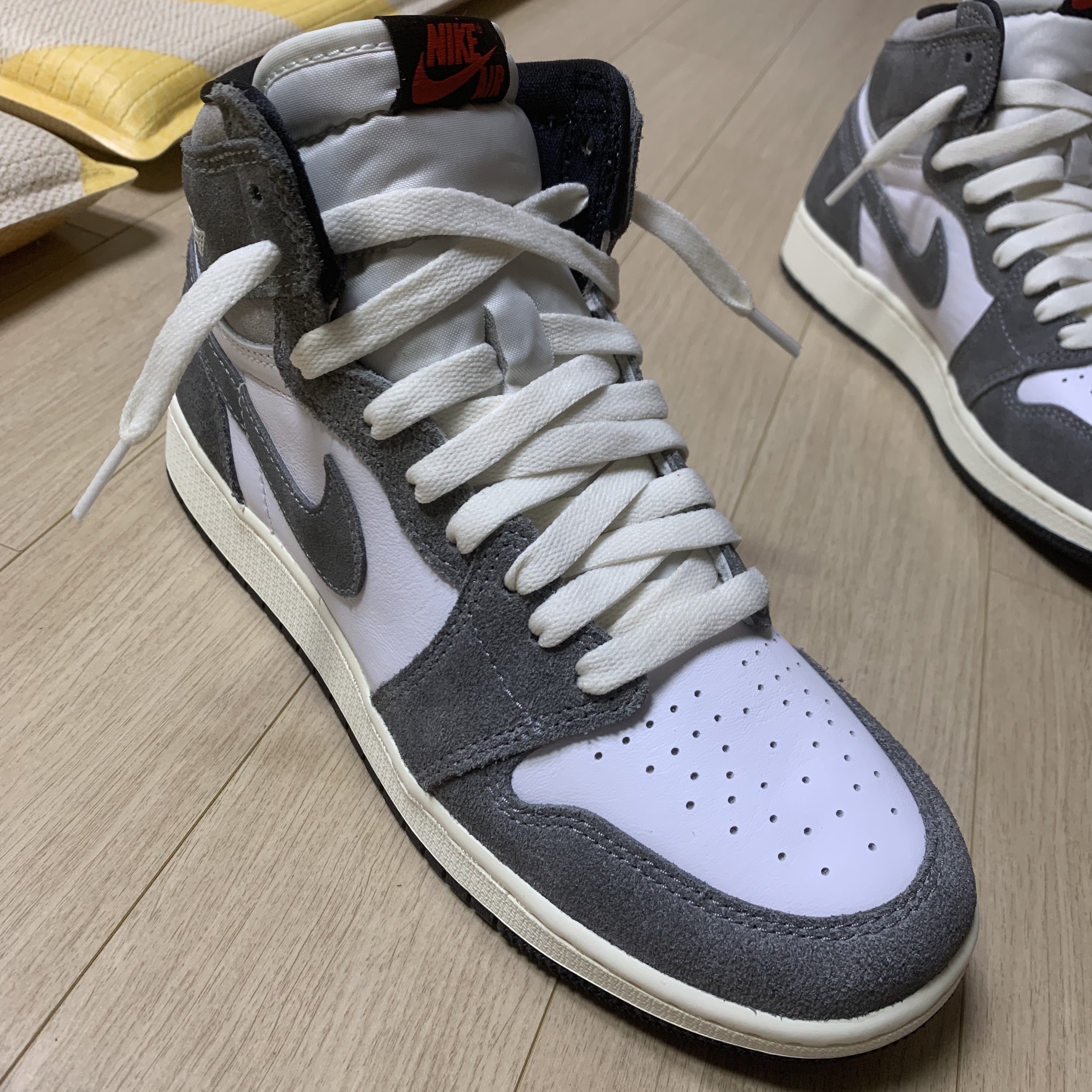 Jordan 1 Retro High OG Black and Smoke Grey 착용 스타일 - 3