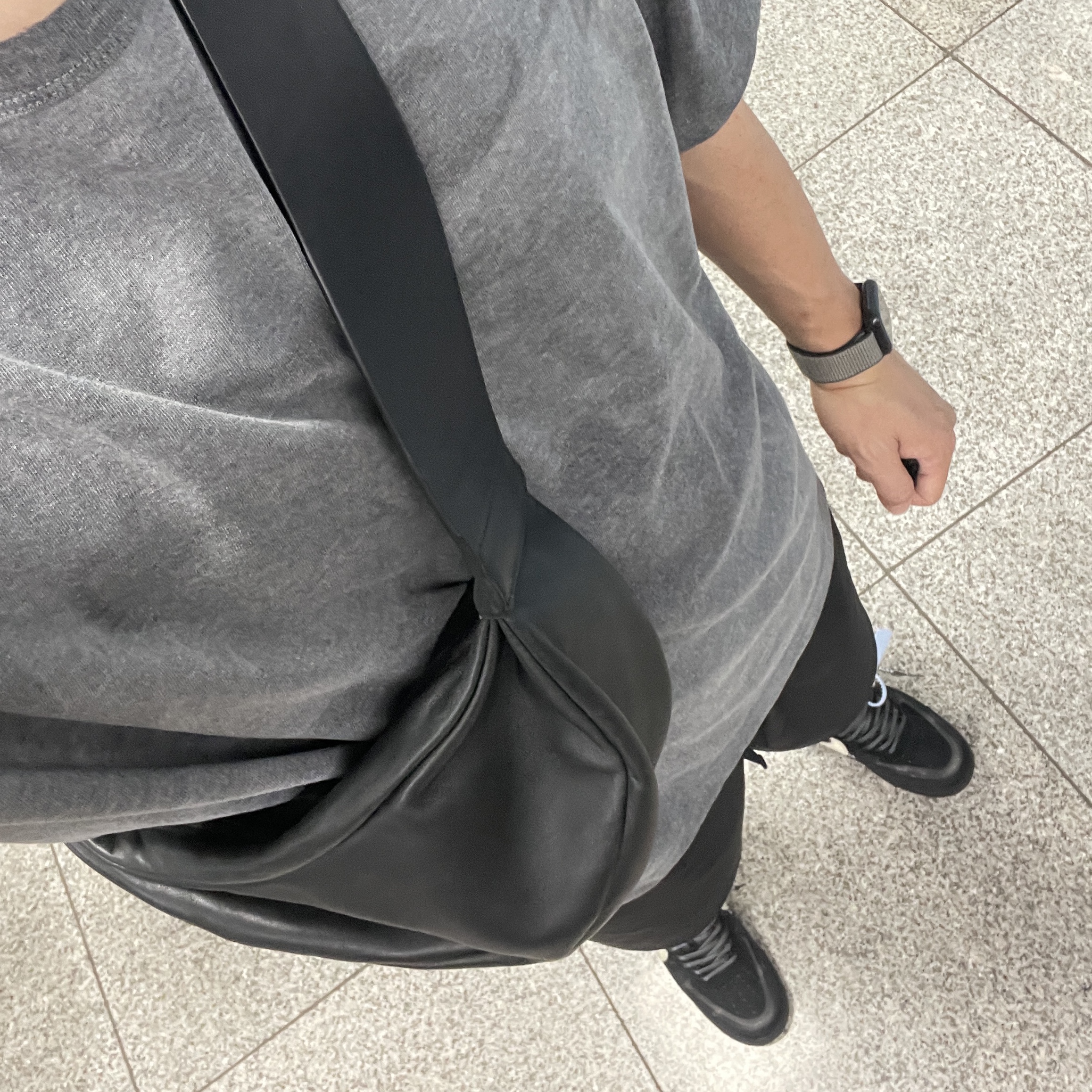 COS Leather Crossbody Bag Black, Nike x Off-White Air Force 1 Low Black White 착용 스타일