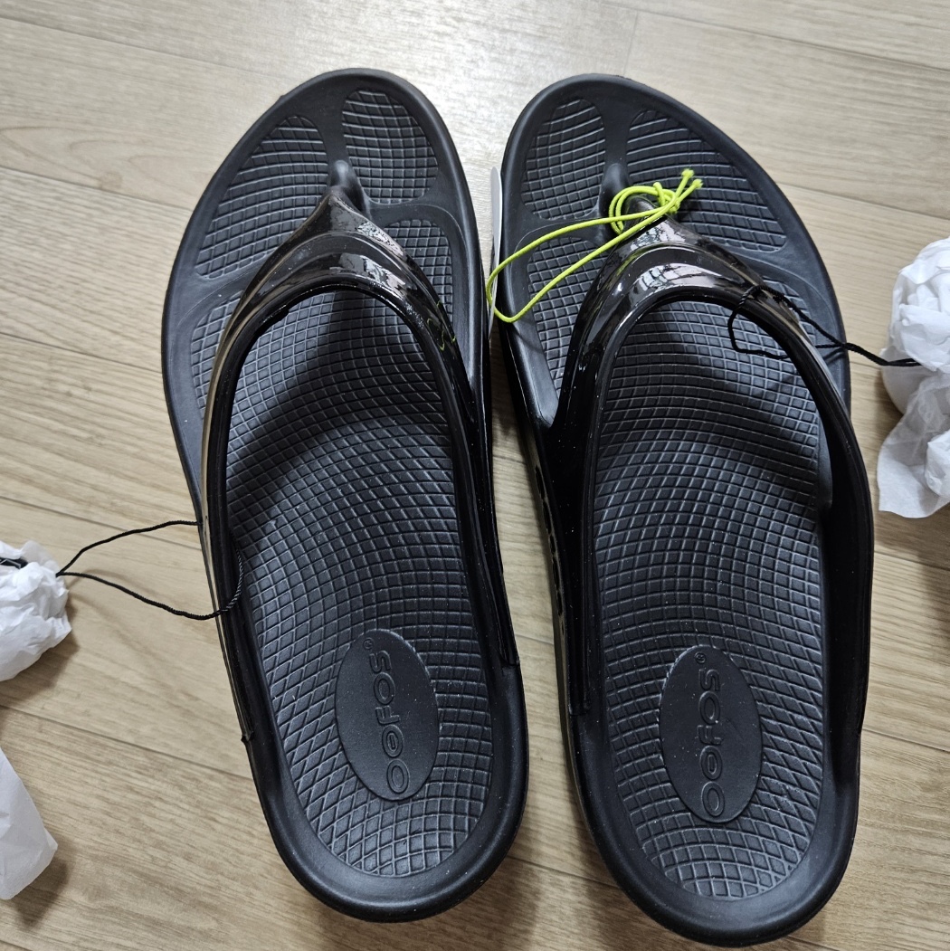 (W) Oofos OOlala OOmega Black 착용 스타일 - 1