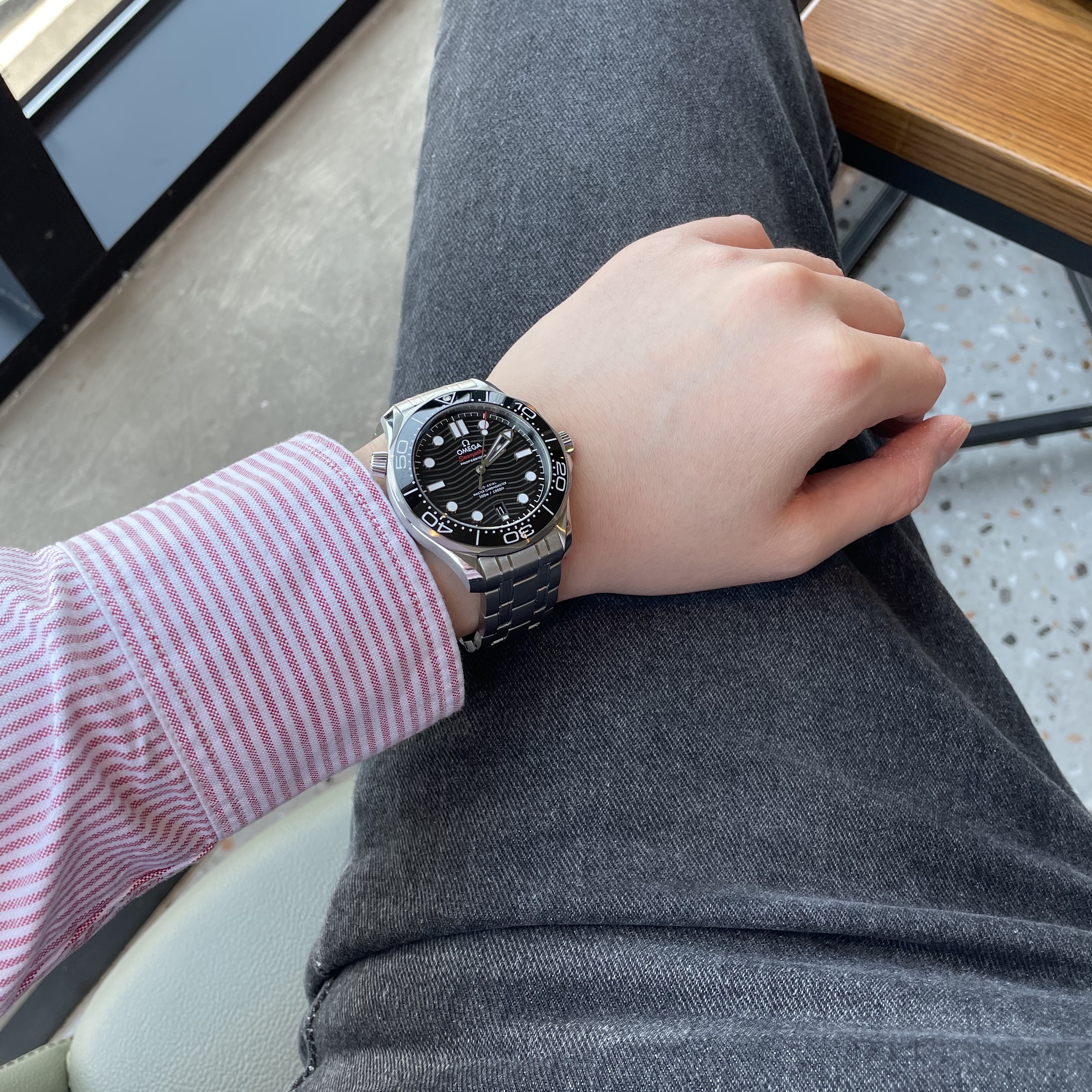 Omega Seamaster Diver 300M Co Axial Master Chronometer Steel Black 착용 스타일