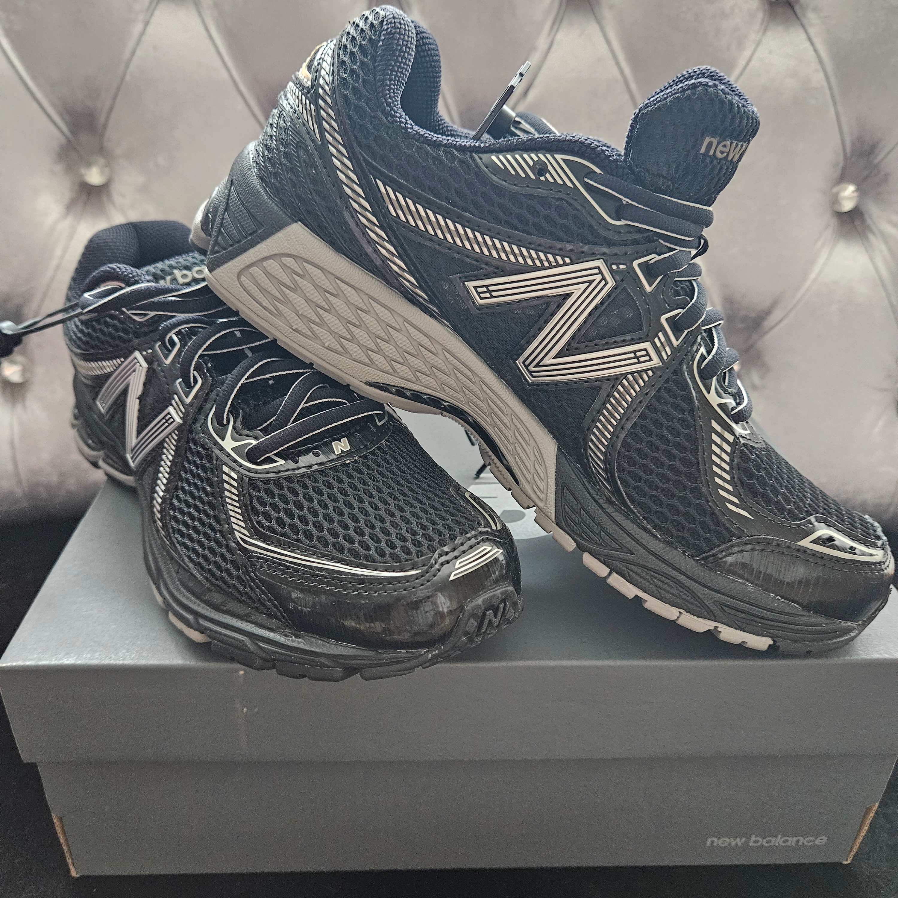 New Balance 860v2 Black Grey 착용 스타일 - 1