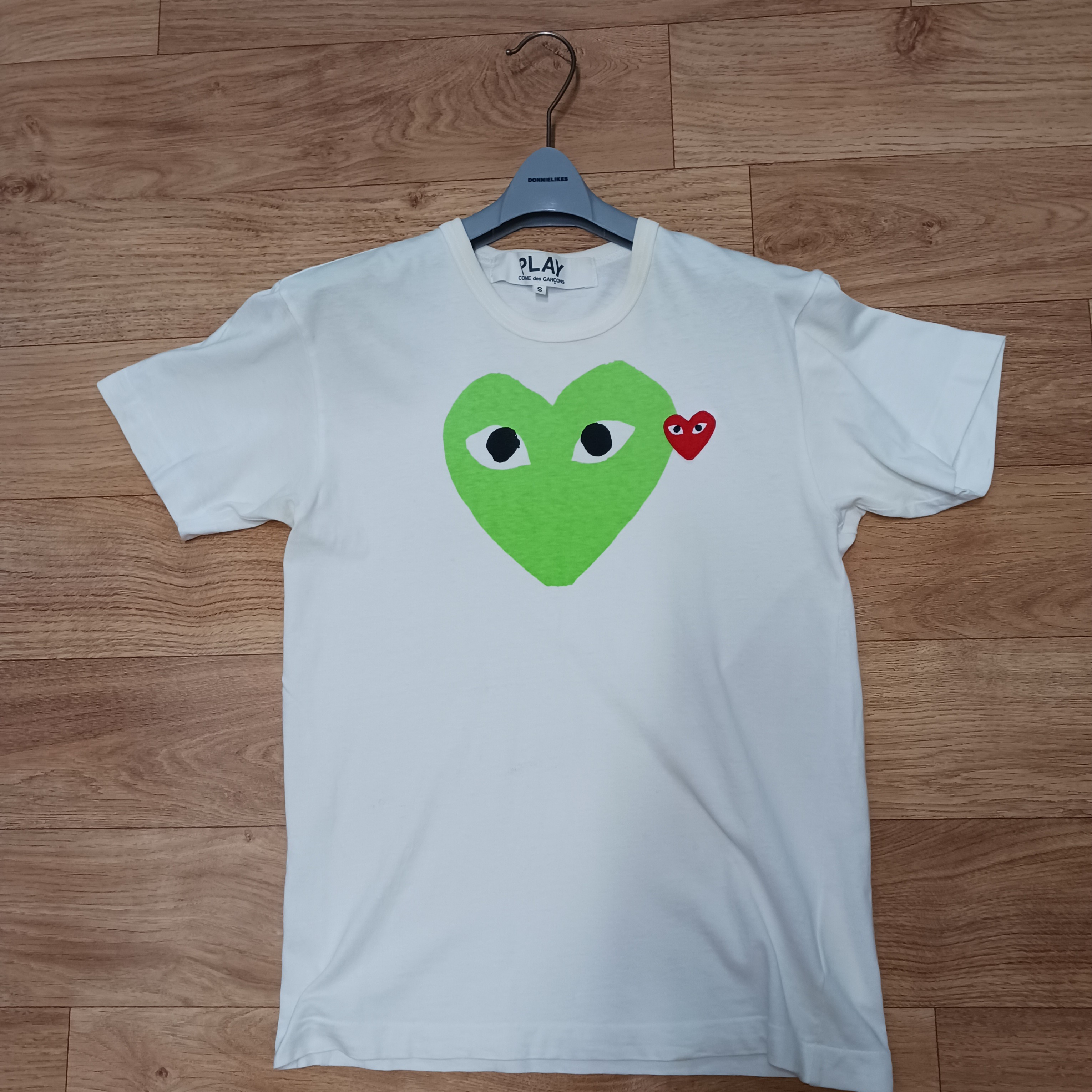 Play Comme des Garcons Red Heart T-Shirt Black, Play Comme des Garcons Green Heart T-Shirt White 착용 스타일 - 2