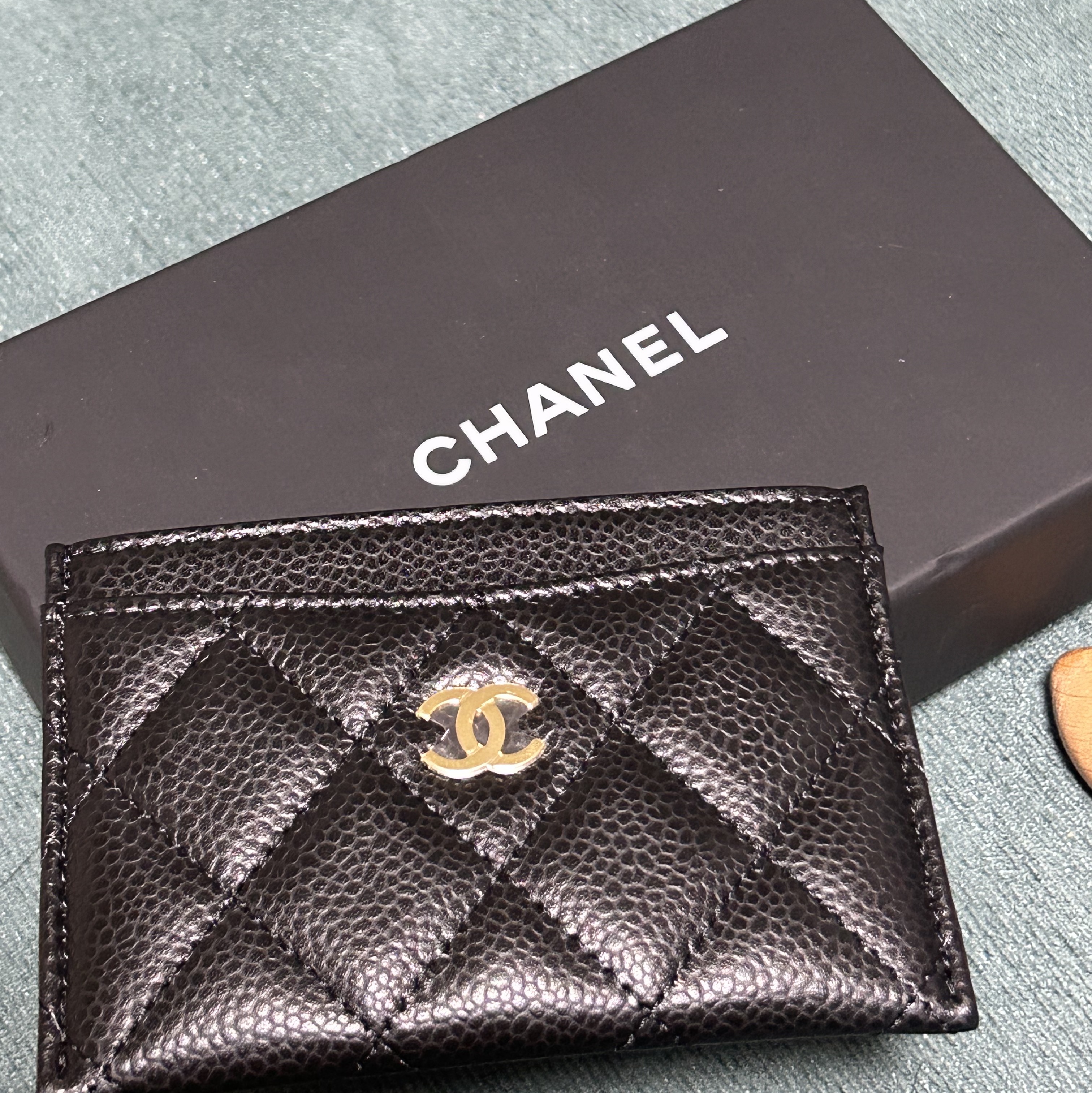 Chanel Classic Card Holder Grained Calfskin & Gold Black 착용 스타일