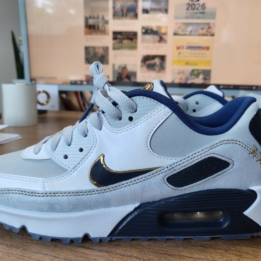 Nike Air Max 90 G NRG Pure Platinum Dark Obsidian 착용 스타일 - 2