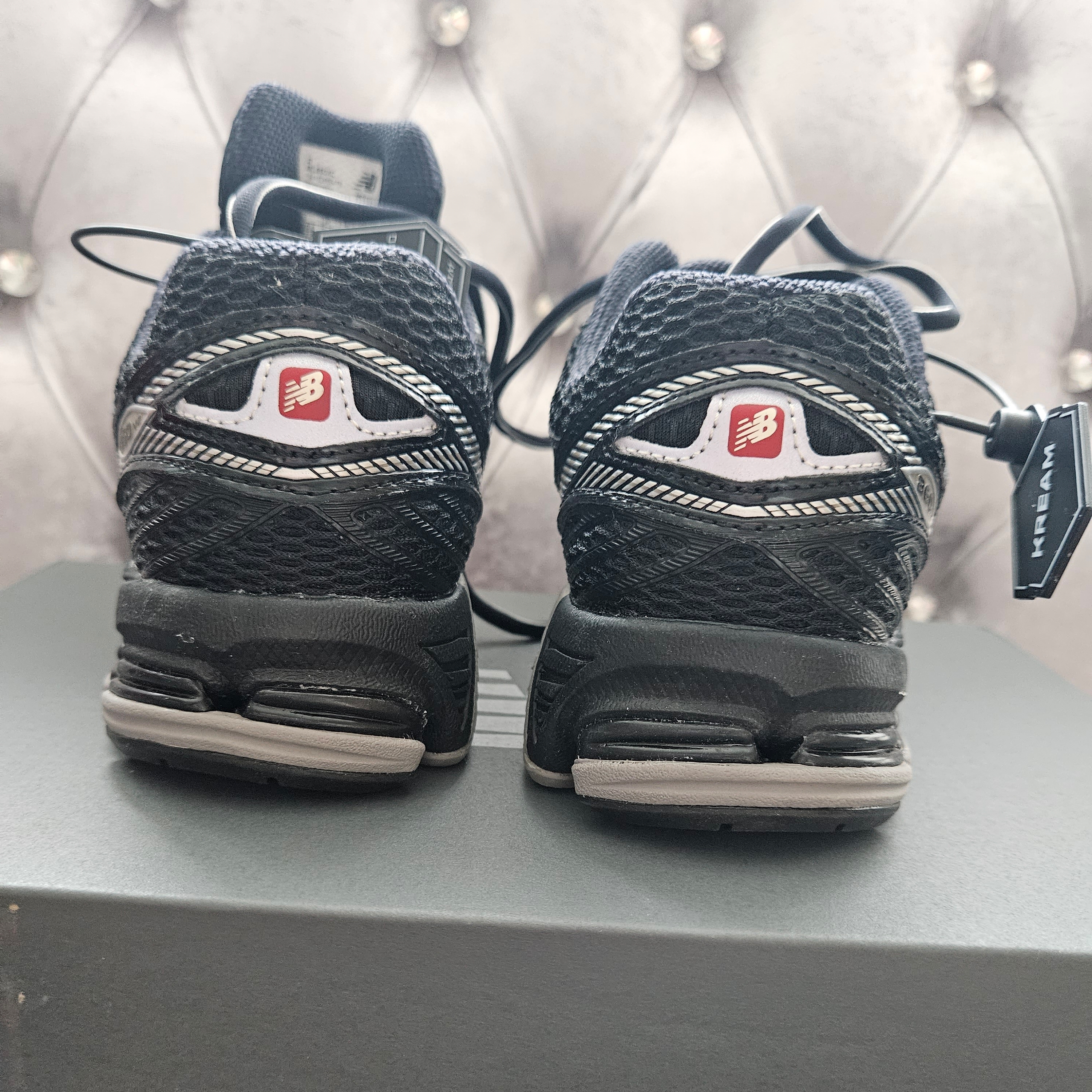 New Balance 860v2 Black Grey 착용 스타일 - 3