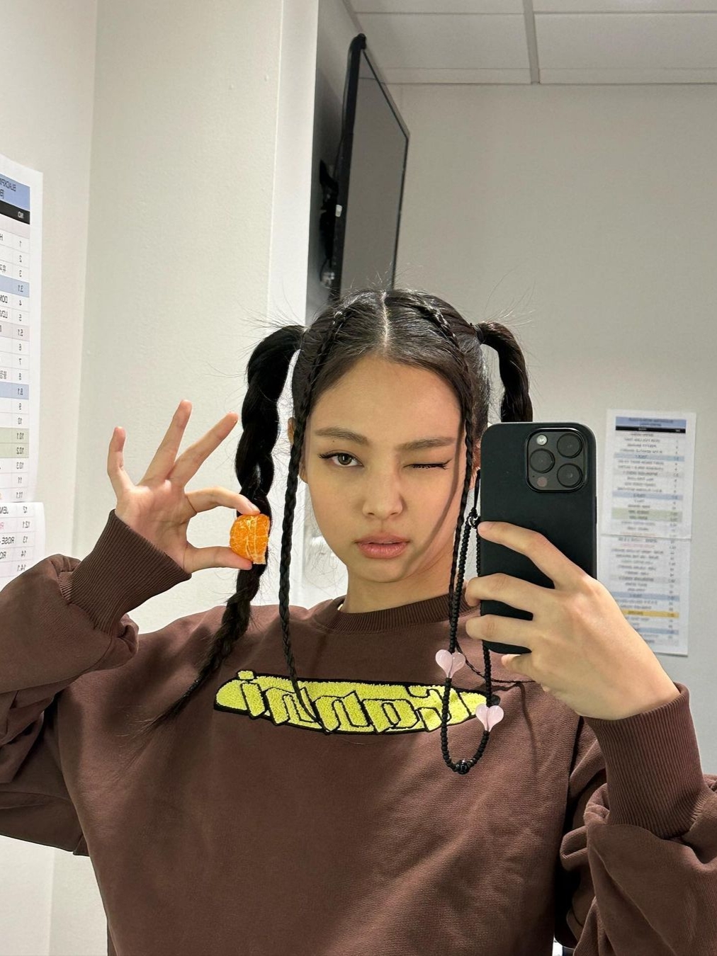 (W) Ganni Artwork Logo Sweatshirt Chicory Coffee - 22FW 착용 스타일