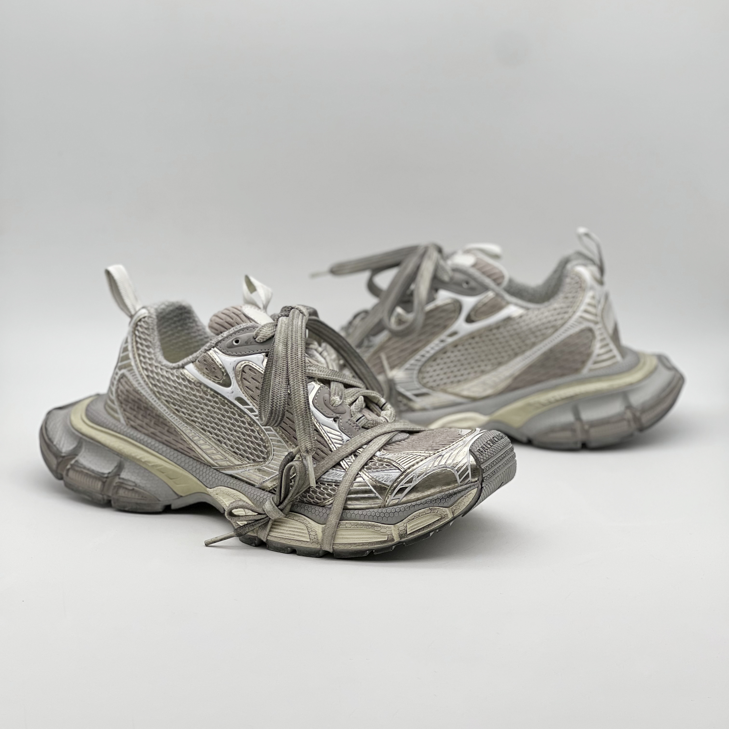 Balenciaga 3XL Sneakers Light Beige 착용 스타일 - 2