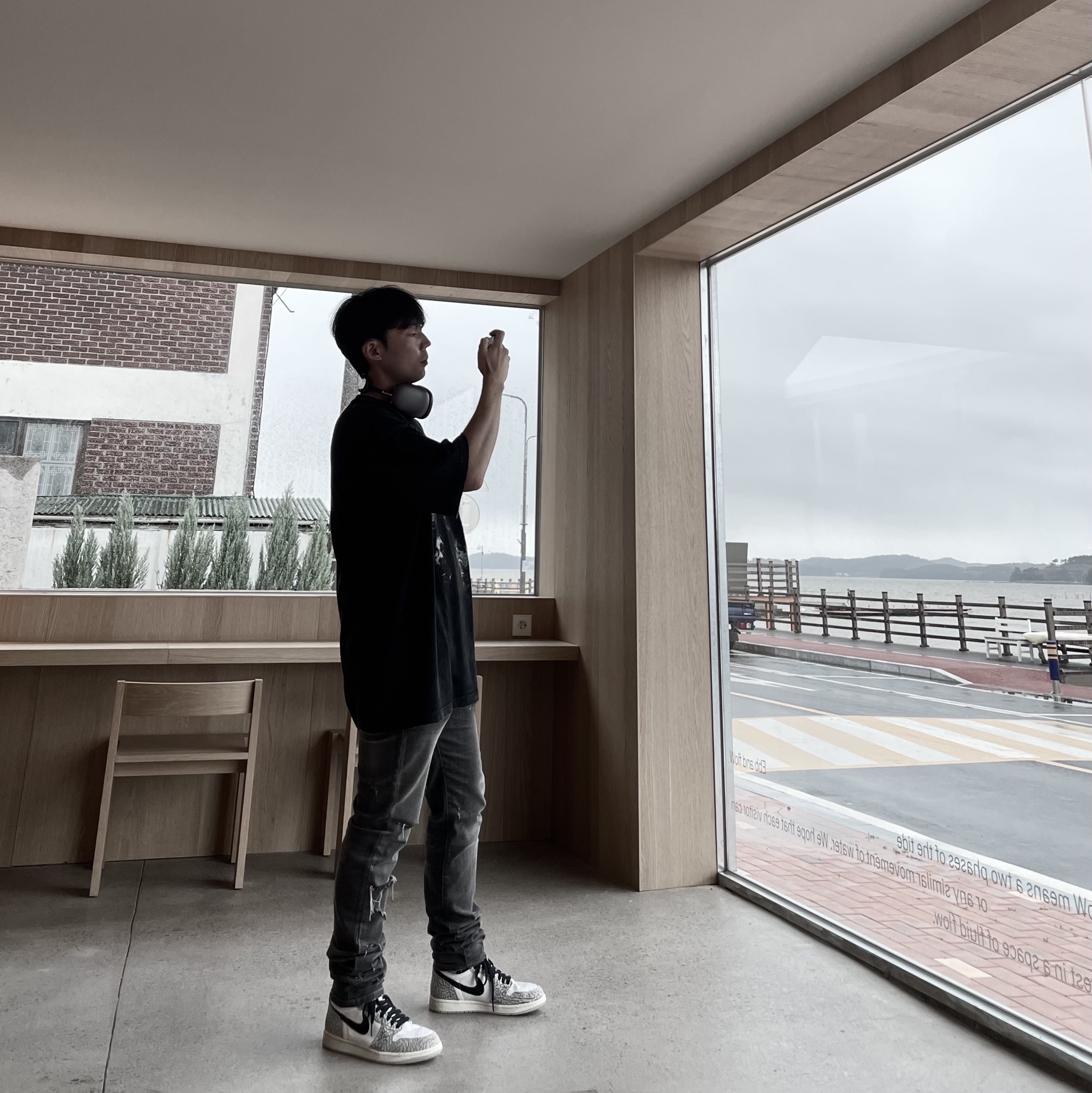 Undermycar Legion.03 Slim Fit Blue Stitch Washed Jeans Washed Gray, Apple AirPods Max Lightning Space Gray (Korean Ver.) 착용 스타일 - 4