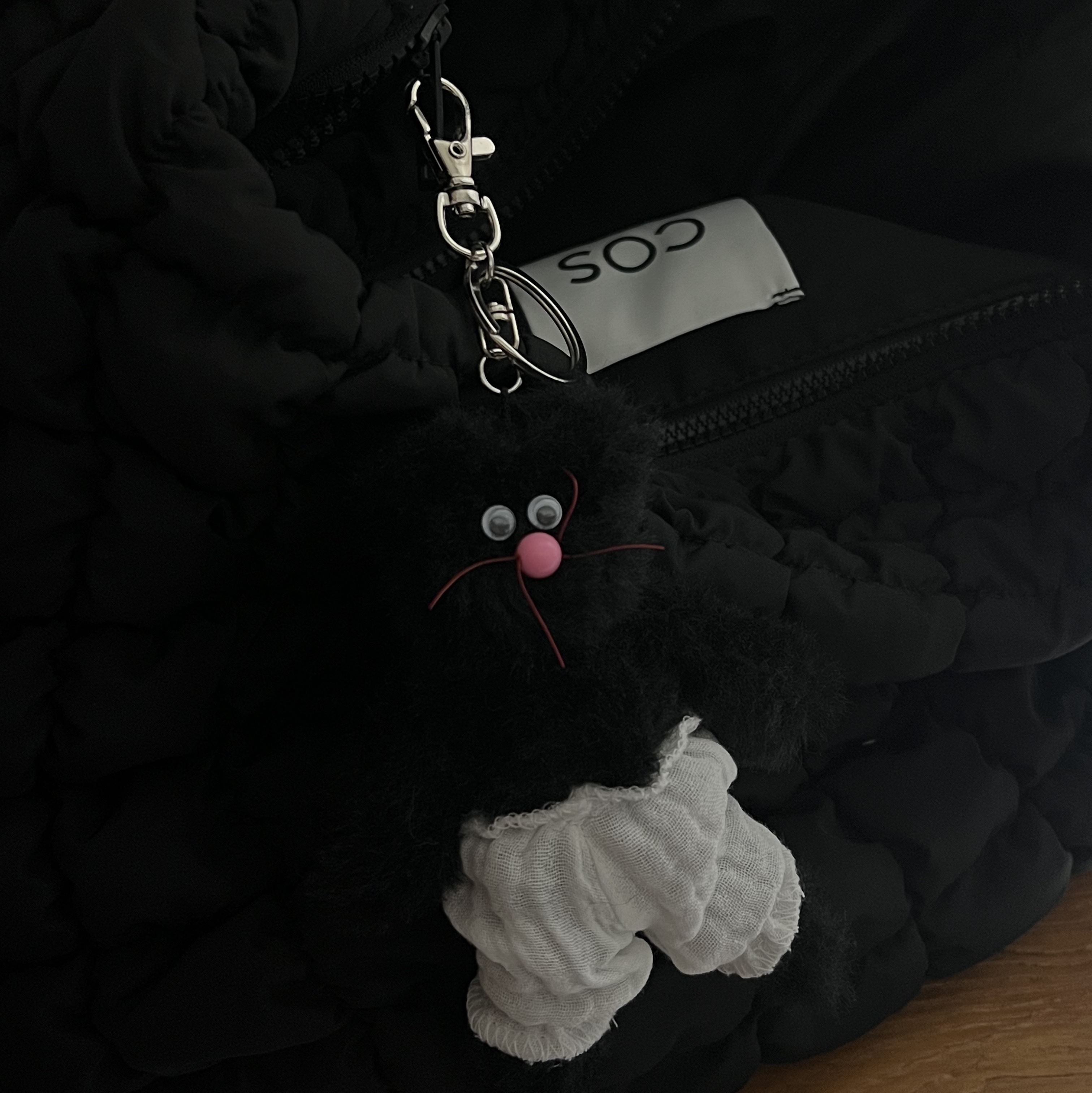 Monamhee Beulpingi Keyring with White Pants Black, COS Quilted Oversized Shoulder Bag Black 착용 스타일
