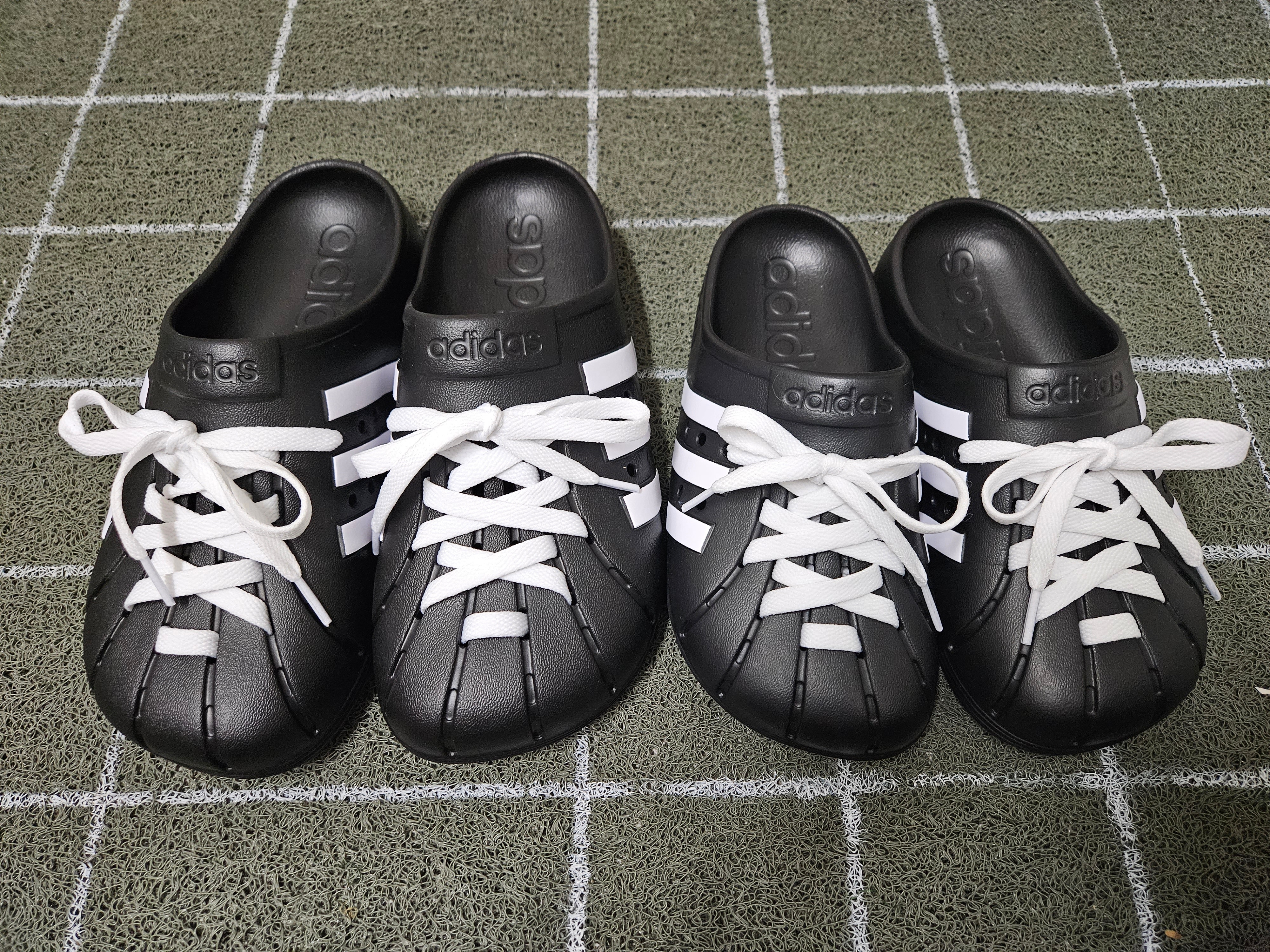 Adidas Adilette Clog Black White 착용 스타일