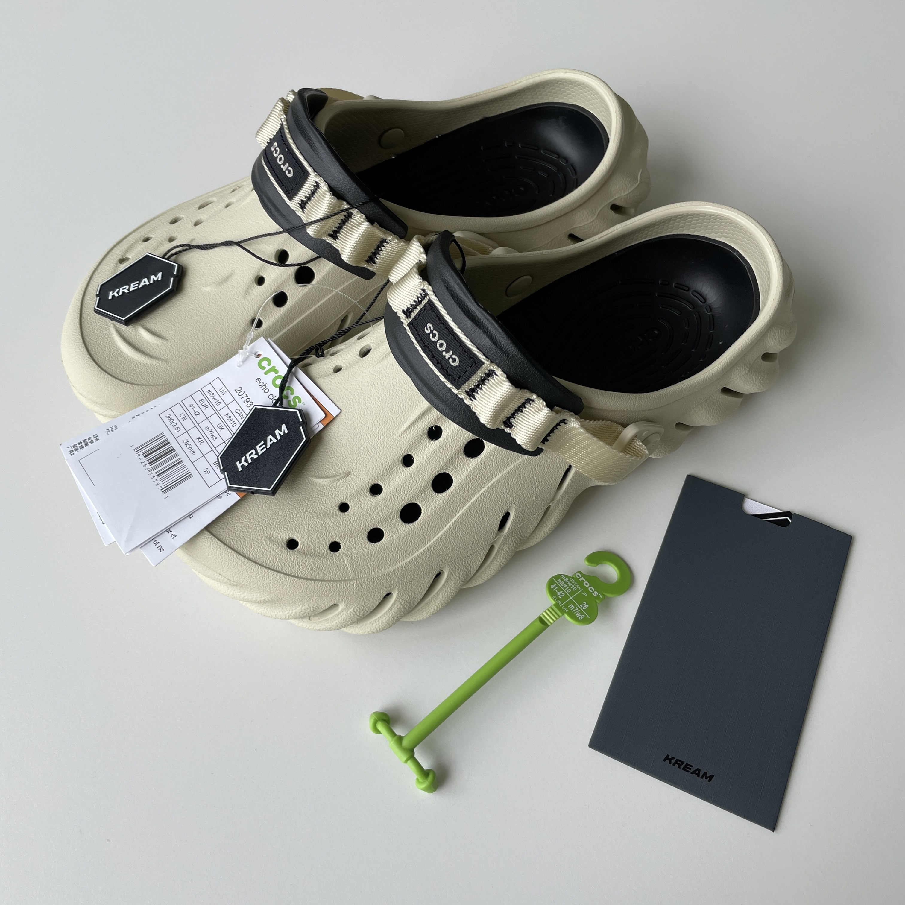 Crocs Echo Clog Bone Black 착용 스타일 - 1