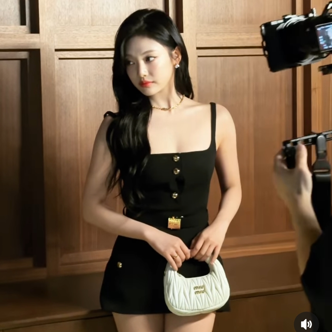 Miu Miu Wander Matelasse Nappa Leather Mini Hobo Bag White 착용 스타일 - 2