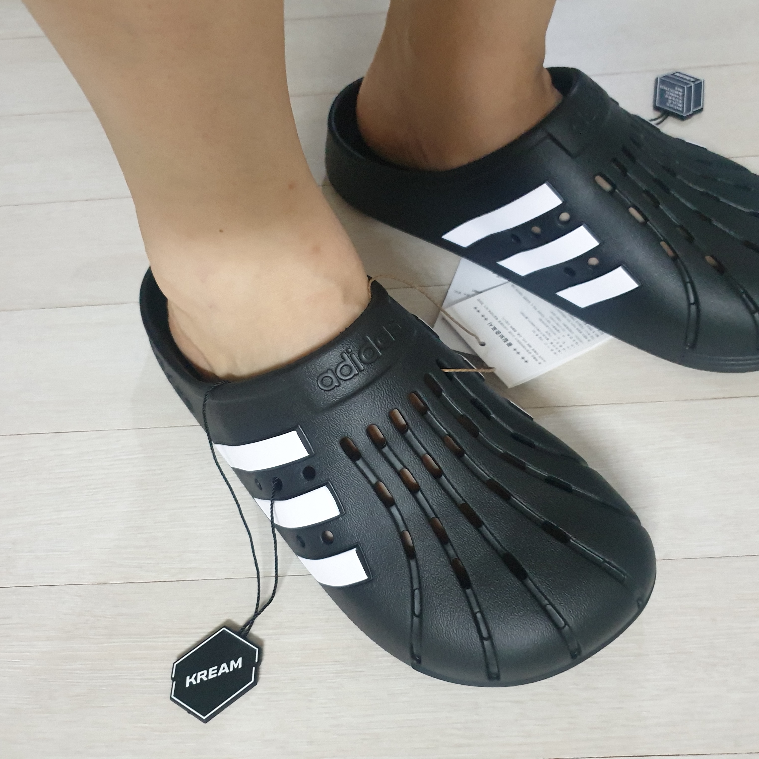Adidas Adilette Clog Black White 착용 스타일 - 1