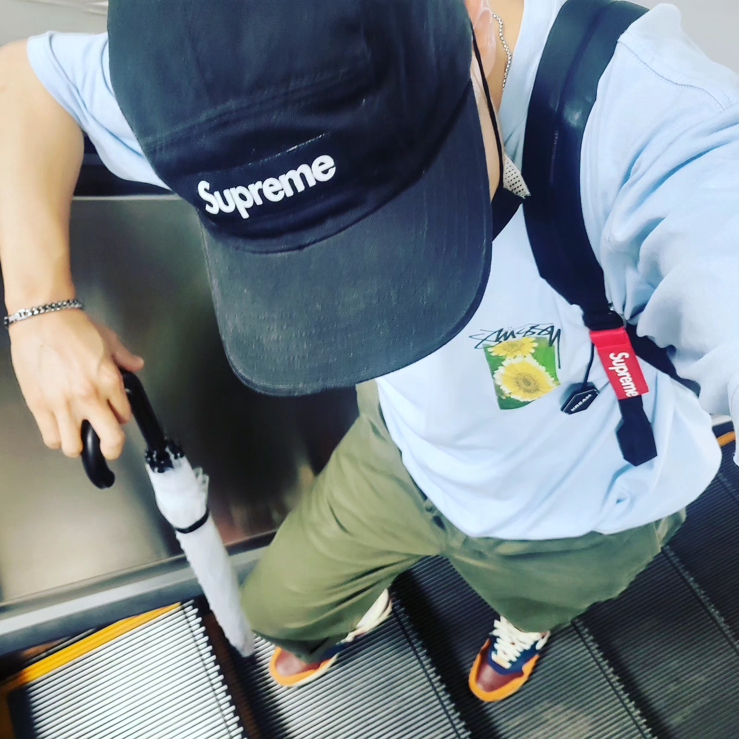 Supreme Webbing Keychain Red - 23SS, Supreme Washed Chino Twill Camp Cap Black 착용 스타일