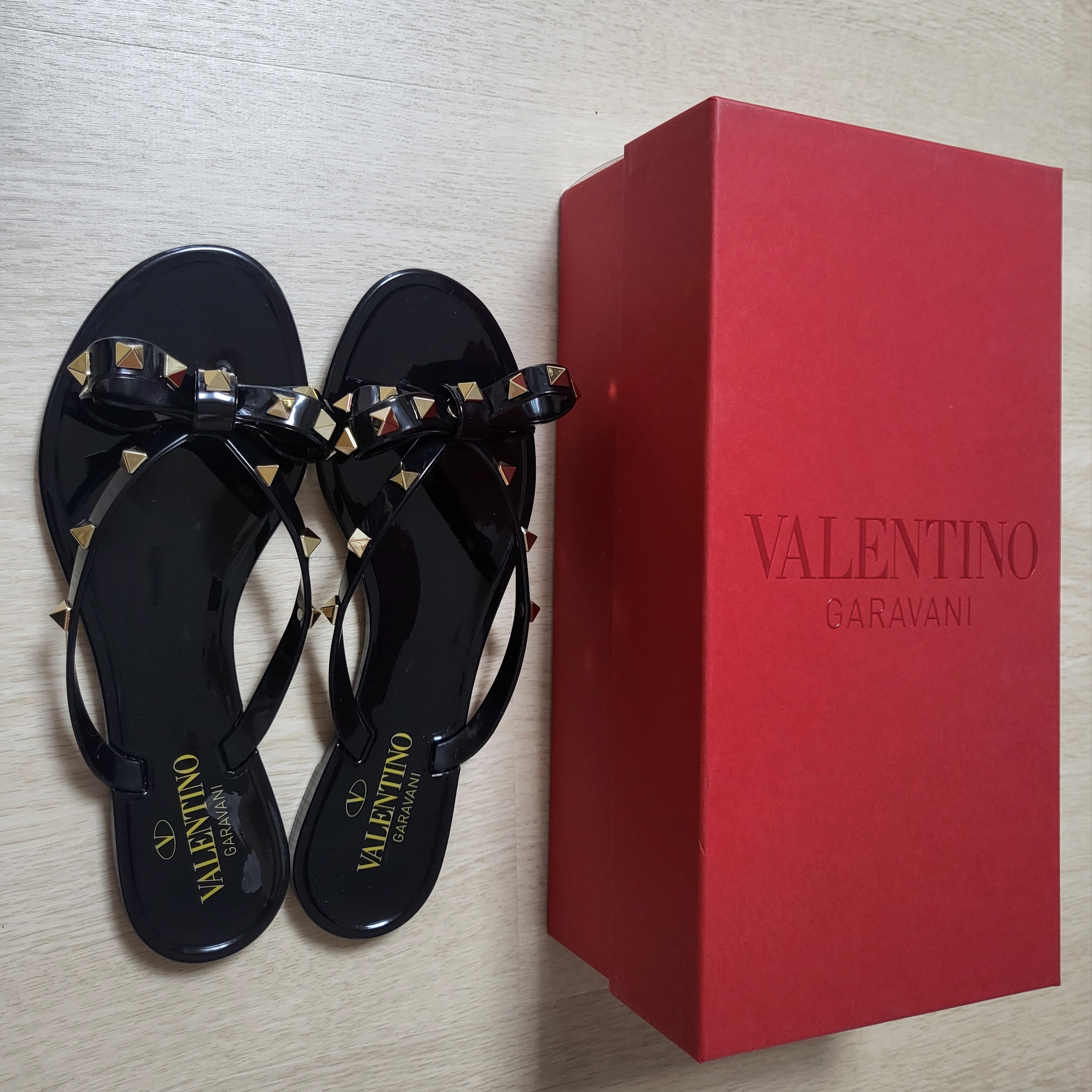 (W) Valentino Rubber Rockstud Thong Black 착용 스타일 - 1