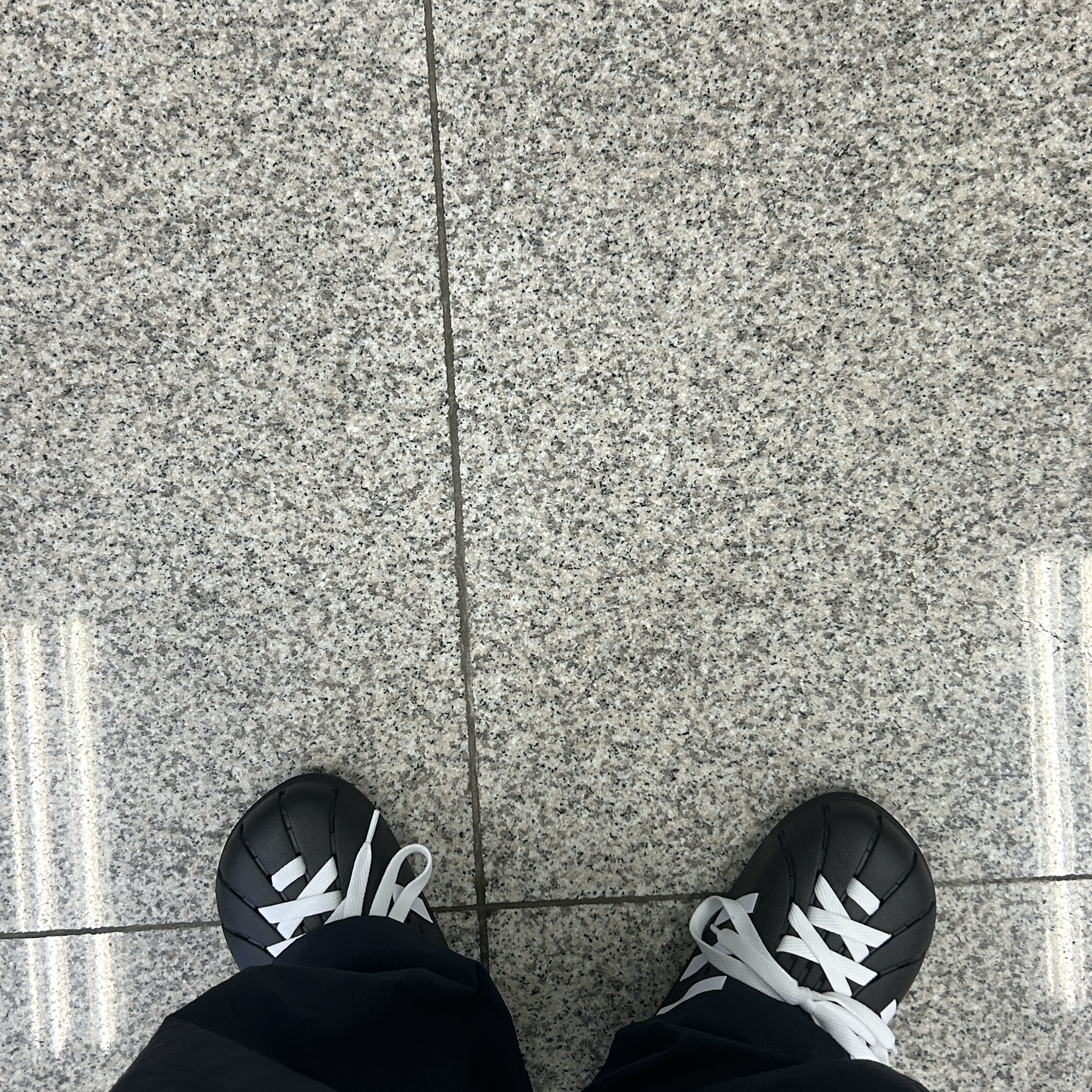 Adidas Adilette Clog Black White 착용 스타일 - 1