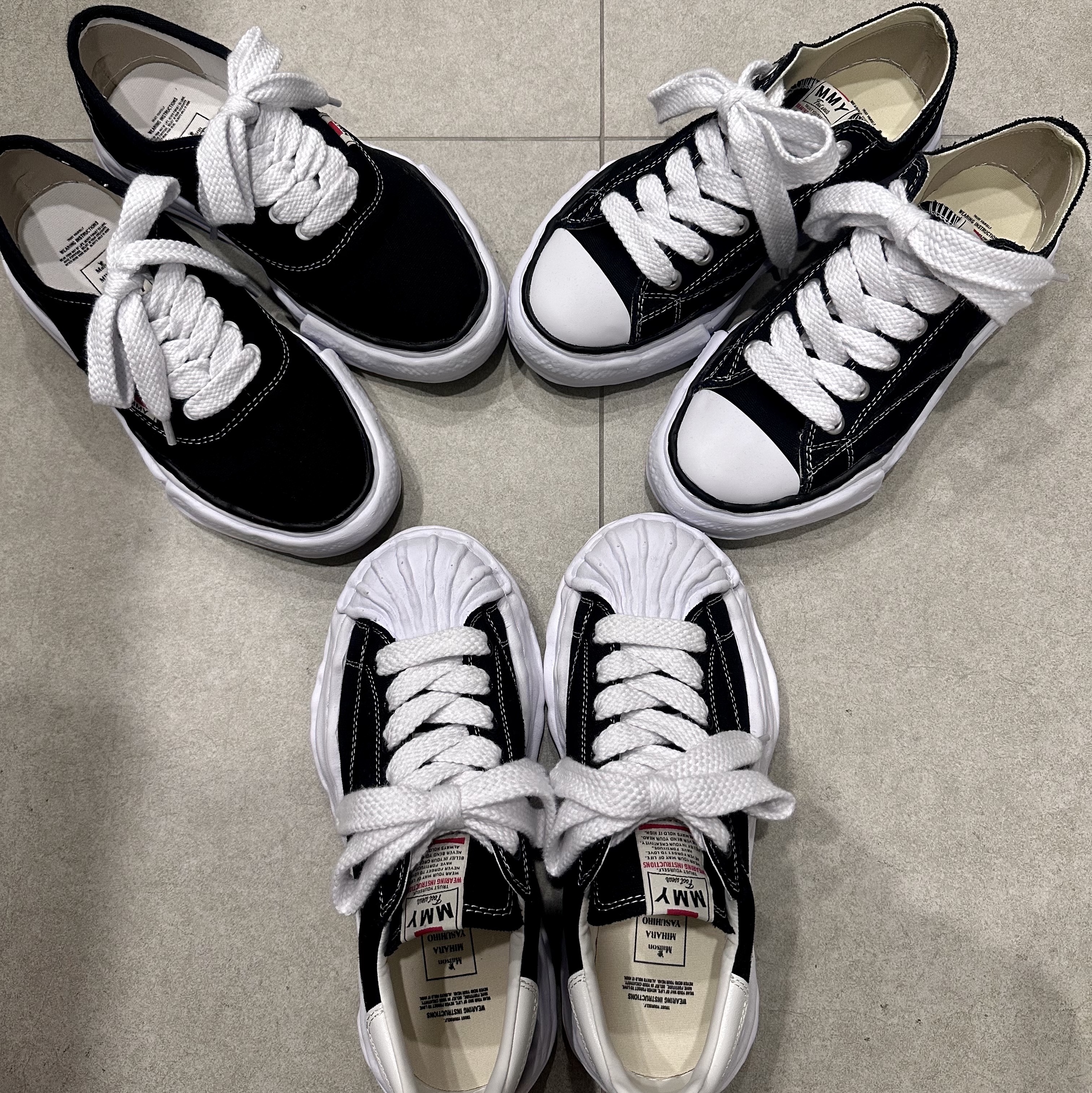 Maison Mihara Yasuhiro Blakey OG Sole Canvas Low-top Sneakers Black White, Maison Mihara Yasuhiro Baker OG Sole Canvas Low Cut Sneakers Black 착용 스타일 - 1
