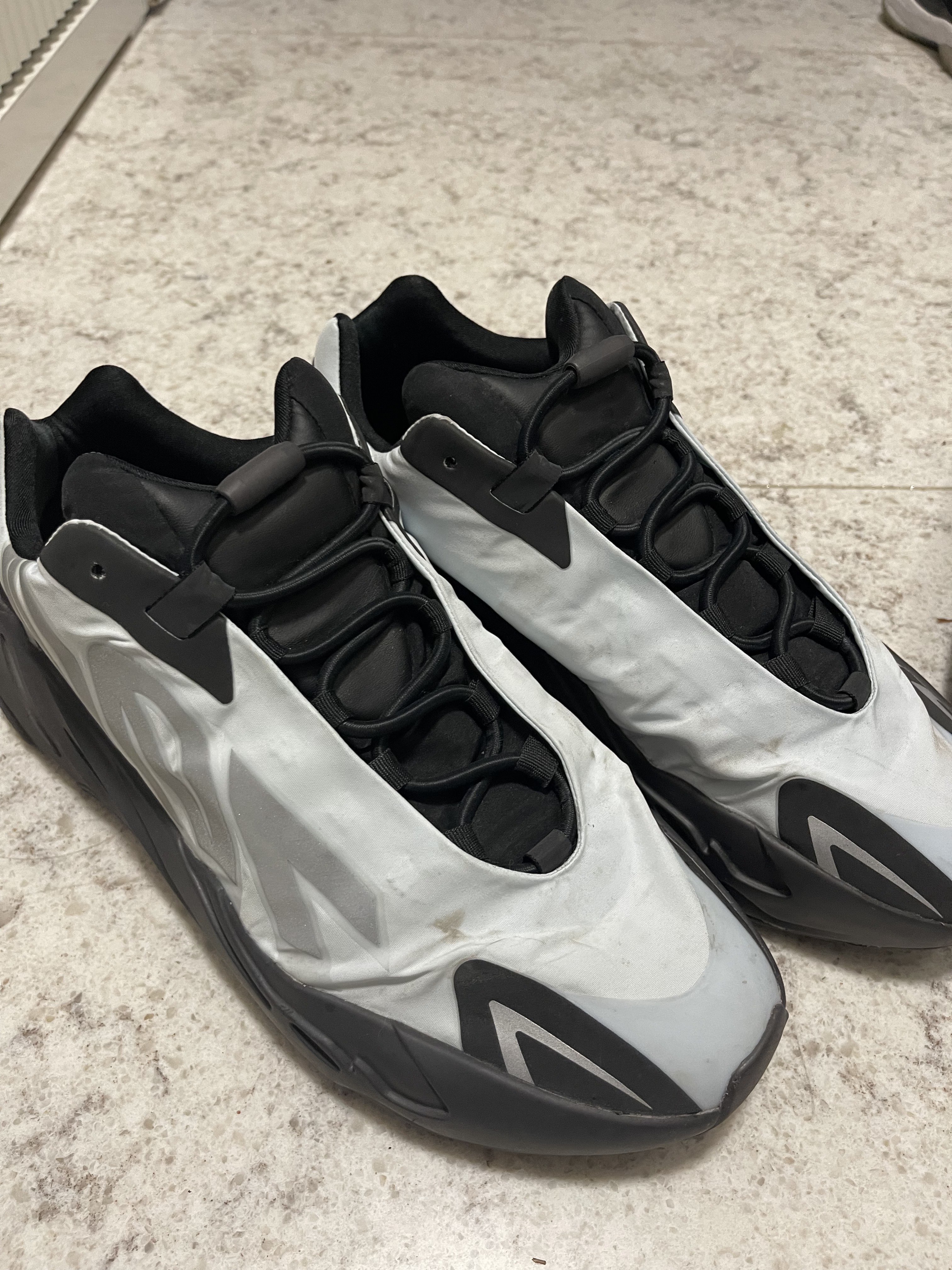 Adidas Yeezy Boost 700 MNVN Blue Tint 착용 스타일