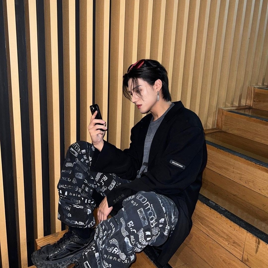 Balenciaga Skater Tailored Jacket Black, Balenciaga Defender Sneakers Black 착용 스타일 - 1