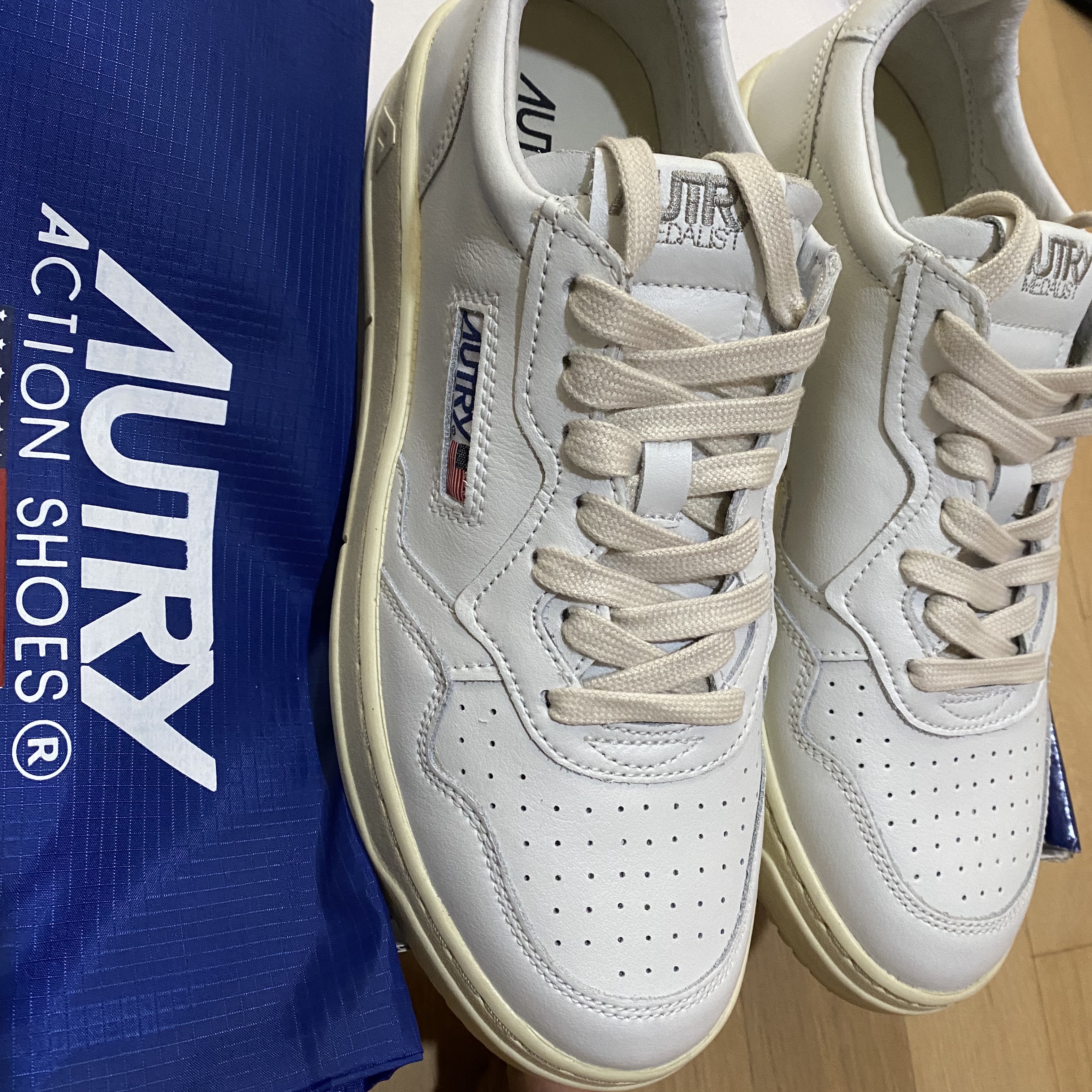 Autry Medalist Low Leather Sneakers White 착용 스타일 - 1
