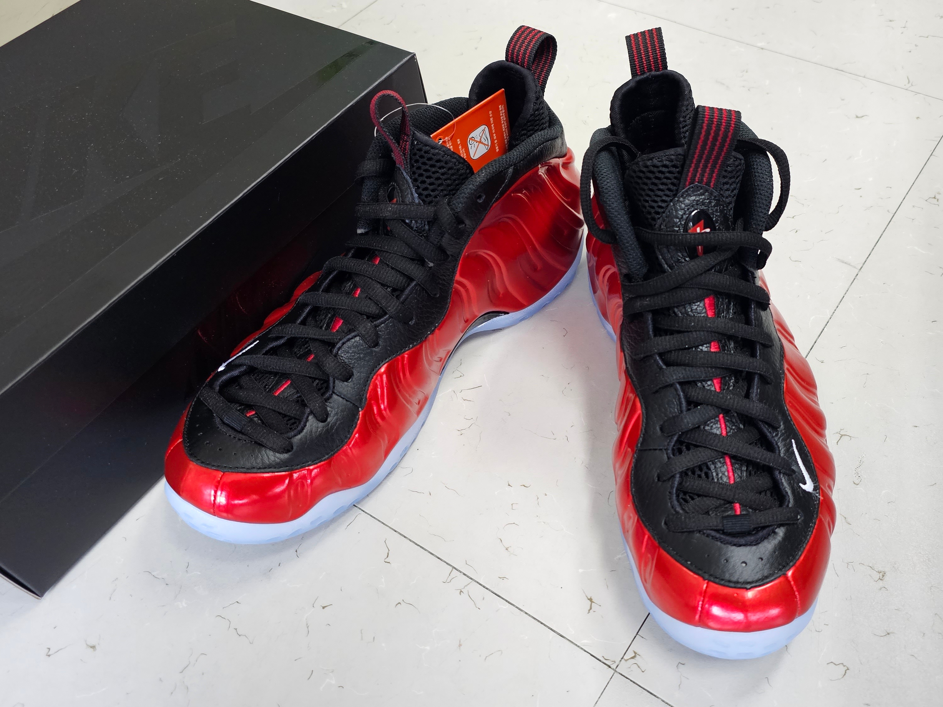 Nike Air Foamposite One Metallic Red, Nike Air Force 1 B Silver Snake 착용 스타일 - 1