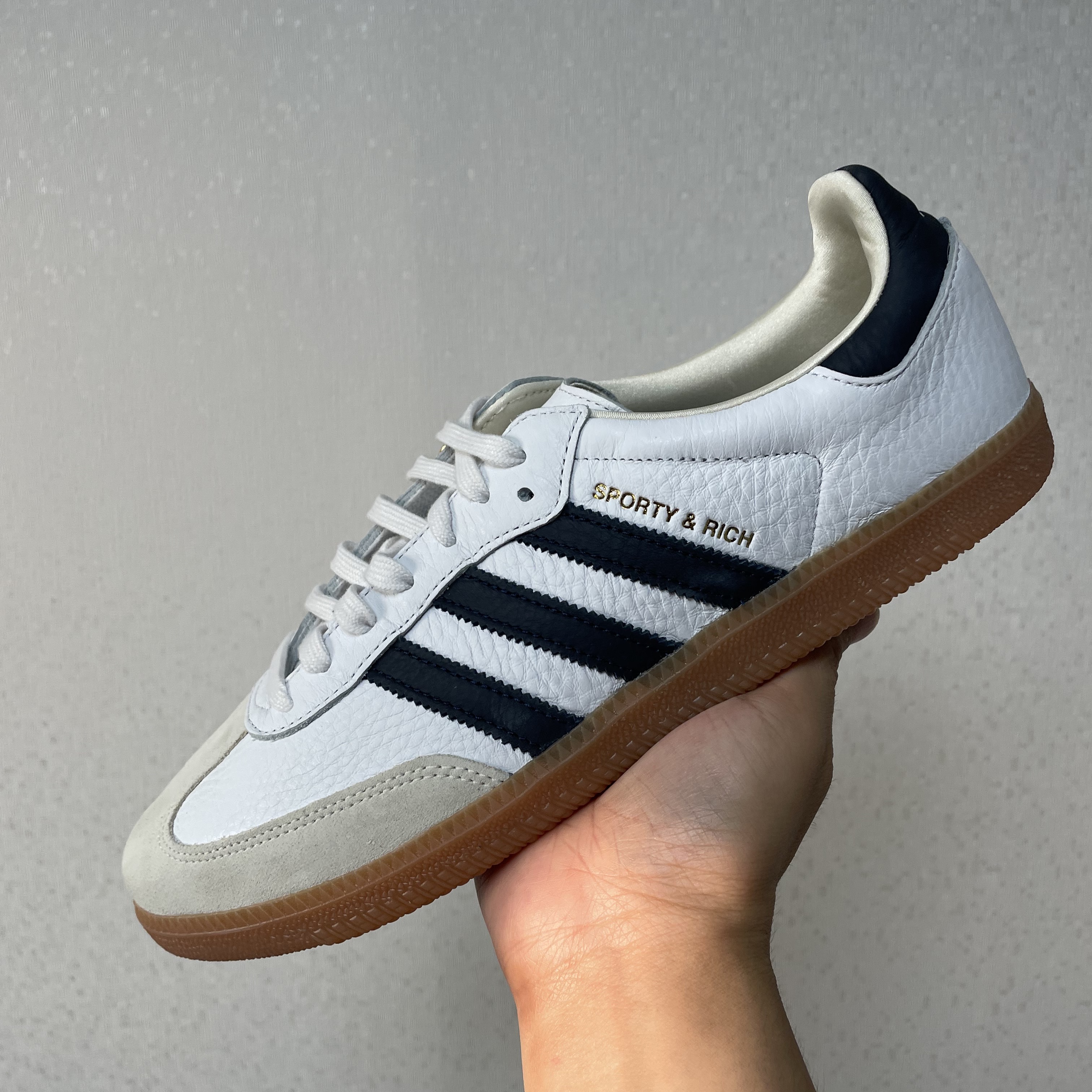 Adidas x Sporty & Rich Samba Cloud White Legend Ink 착용 스타일 - 2