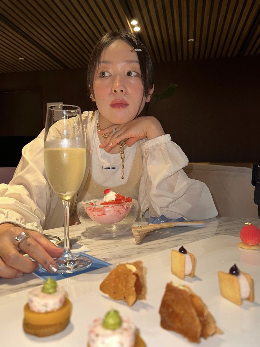 (W) Miu Miu Ribbed Knit Jersey Dress White 착용 스타일 - 2